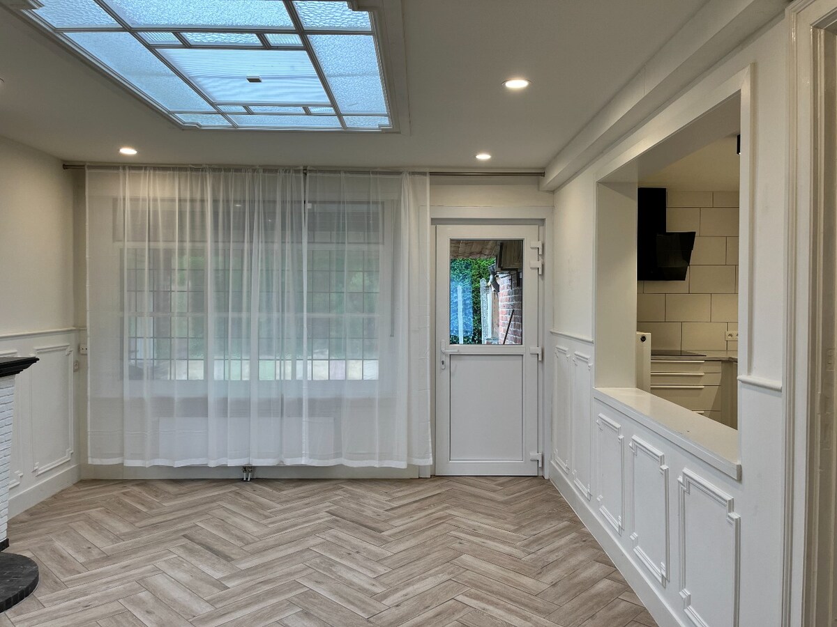 Lichtrijke woning met garage in het hartje van Ieper 