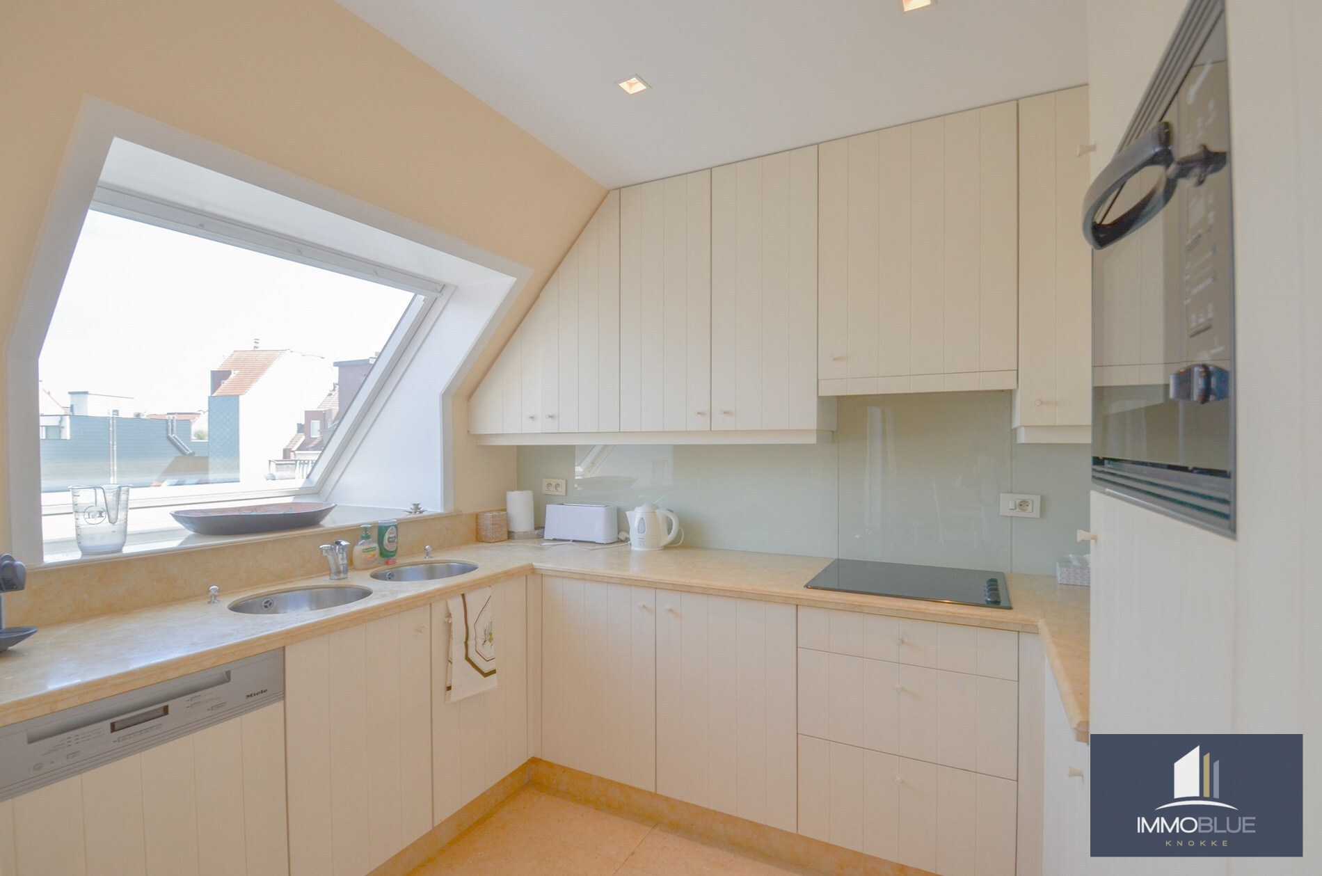 Stijlvol duplexappartement met zonnige terrassen en open zicht op de villa’s van het Zoute. 