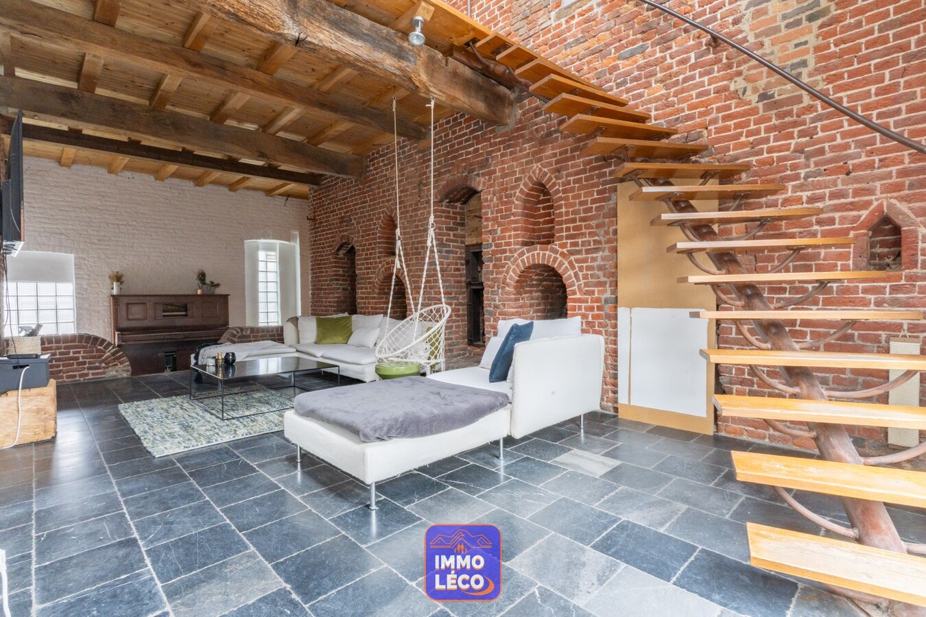 Ensemble immobilier avec restaurant, habitation, entrepôt et bureaux, IDEAL INVESTISSEURS !! 