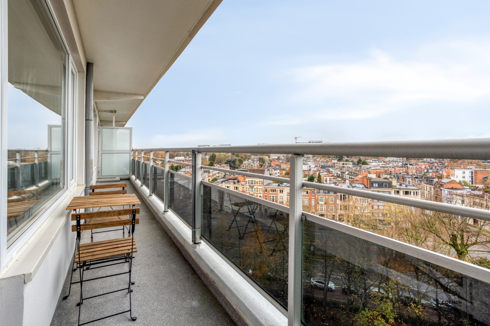 Stijlvol gerenoveerd appartement met 2 slaapkamers &amp; zonnig terras op toplocatie te Berchem 