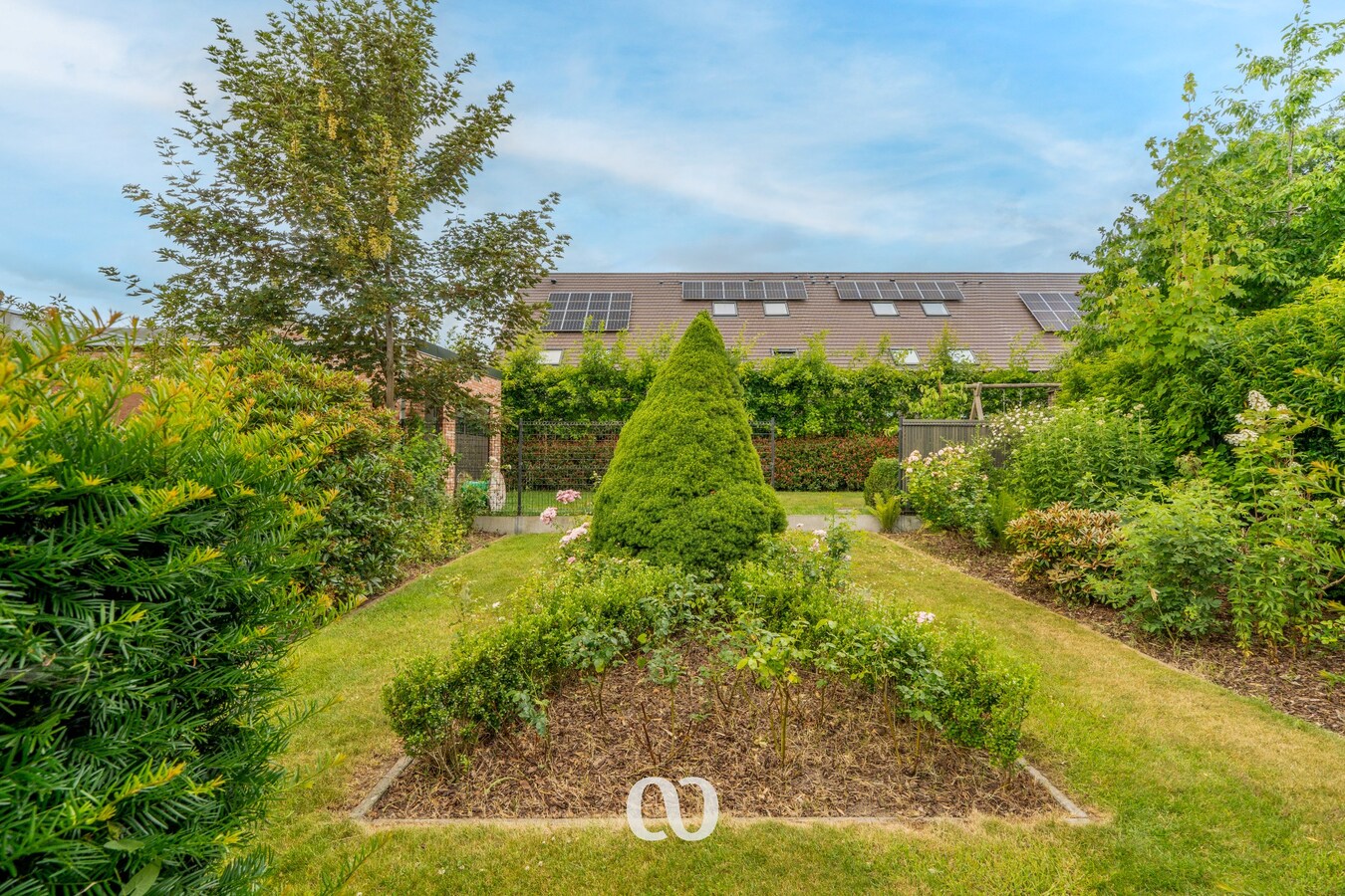 Instapklare woning met zonnepanelen, prachtige tuin en garage 