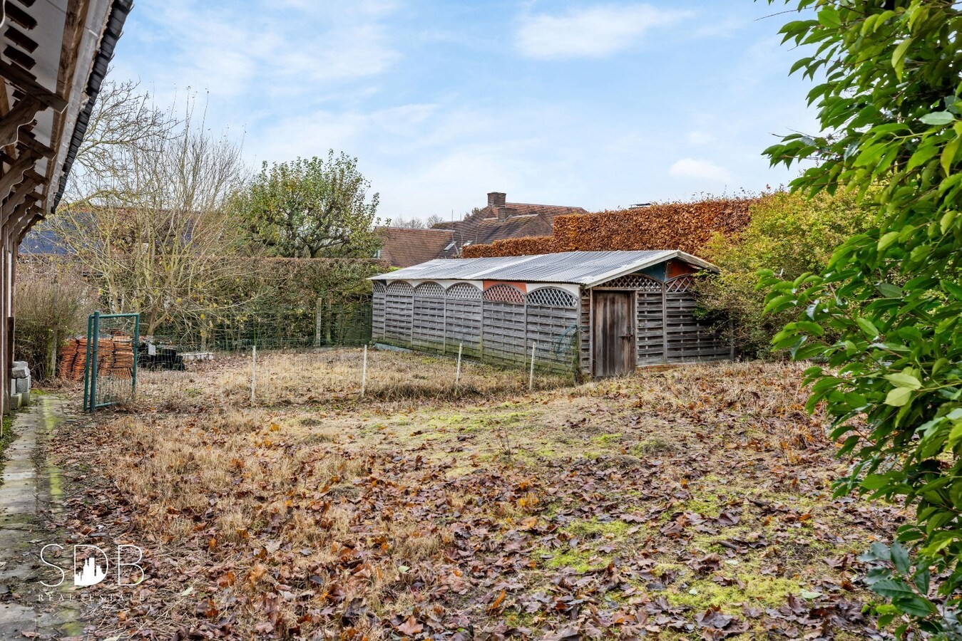 Authentieke hoeve met bijgebouwen met graslanden op circa 8.750m² 