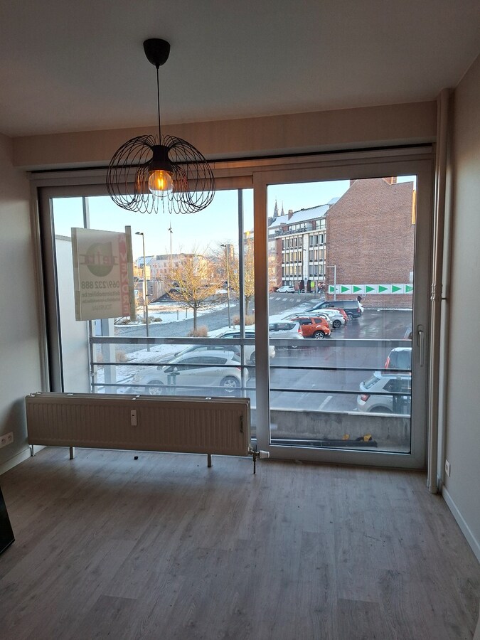 Les quais ( Colruyt) Lumineux studio état neuf. 