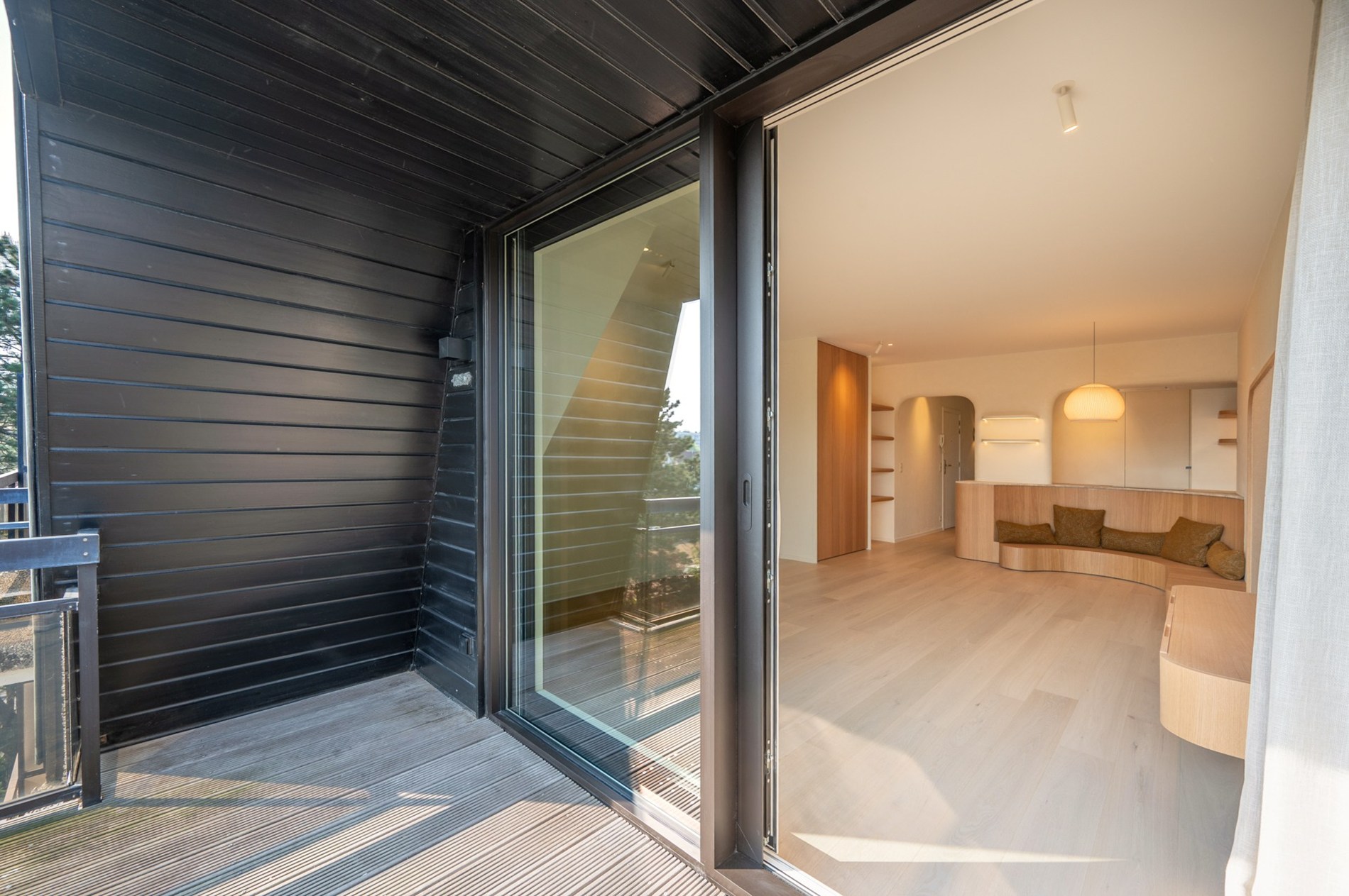 Klassevol appartement gelegen in een charmante villaresidentie in het Zoute. 