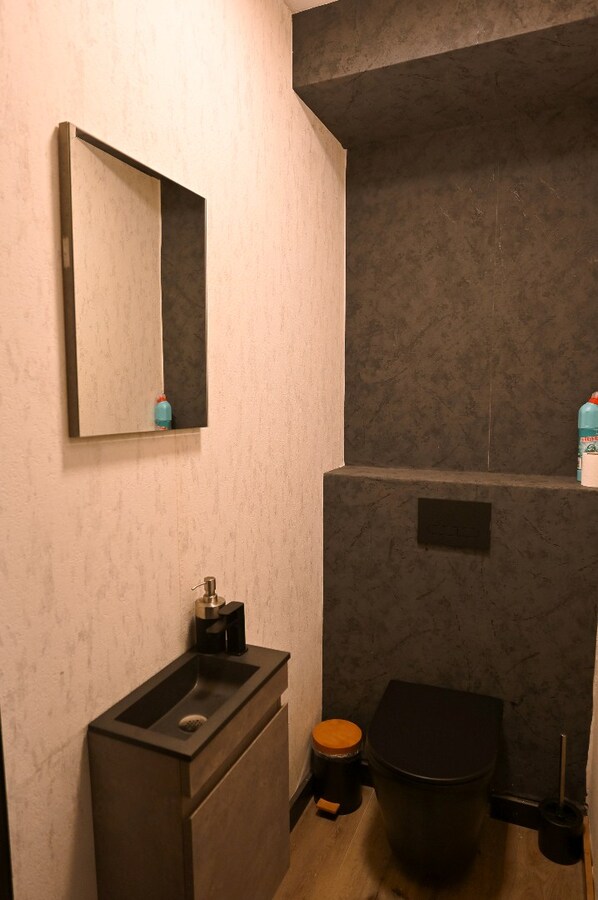 KNAP GELIJKVLOERS APPARTEMENT OP TOPLIGGING 