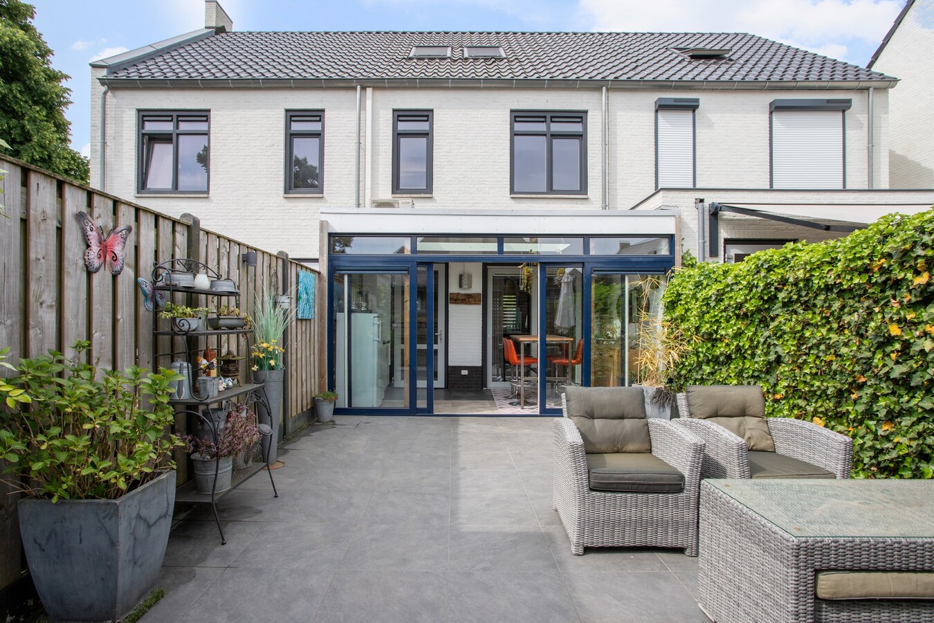 Nagenoeg nieuwe, netjes afgewerkte tussenwoning op 112 m² met berging, overkapping en een vrije achterom. 