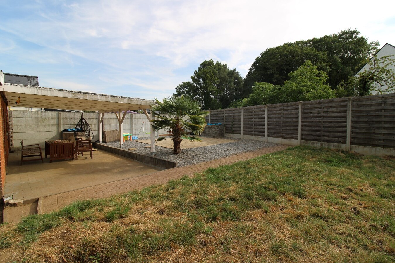 Gerenoveerde open bebouwing met gezellige tuin en garage 