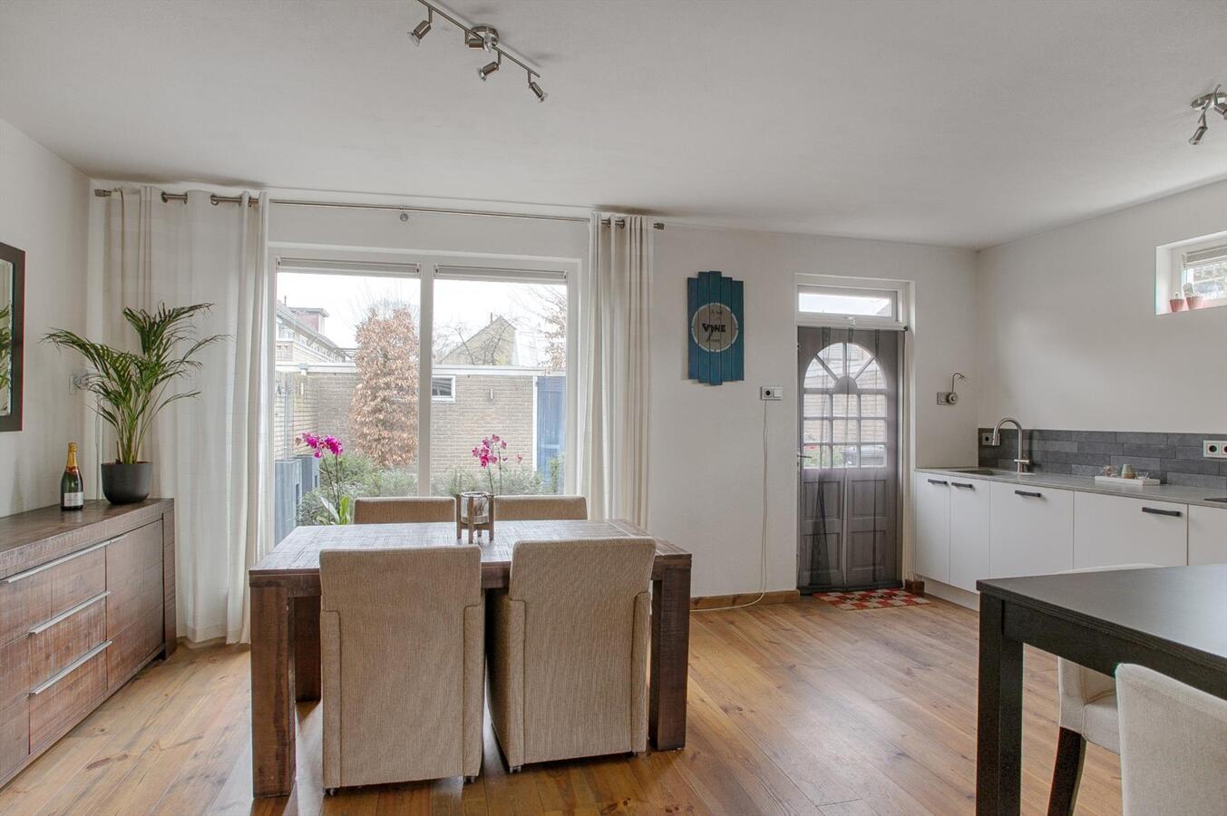 Halfvrijstaande woning met berging en vrije achterom gelegen in een rustige wijk in Bladel. 