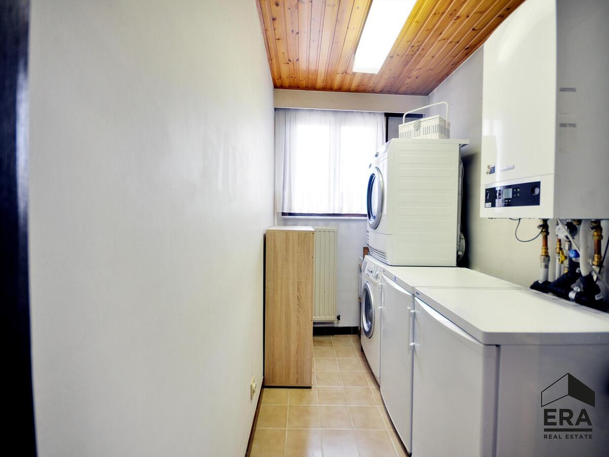 Dé ideale stadswoning. Gelegen in brede, doodlopende straat nabij UZ. 