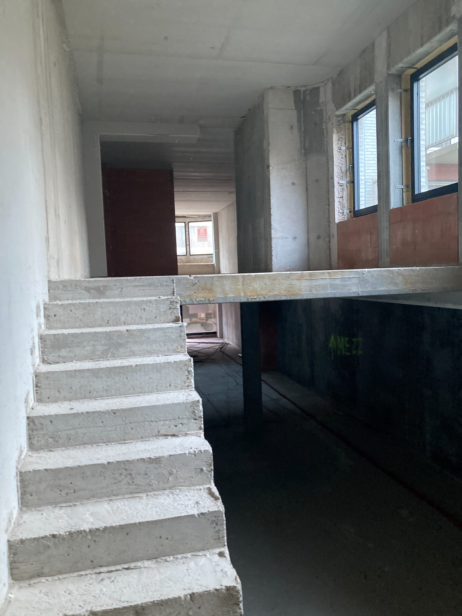 Casco winkelruimte met mezzanine met veel lichtinval gelegen  in een nieuwbouwresidentie op een toplocatie op die Lippenslaan te Knokke. 