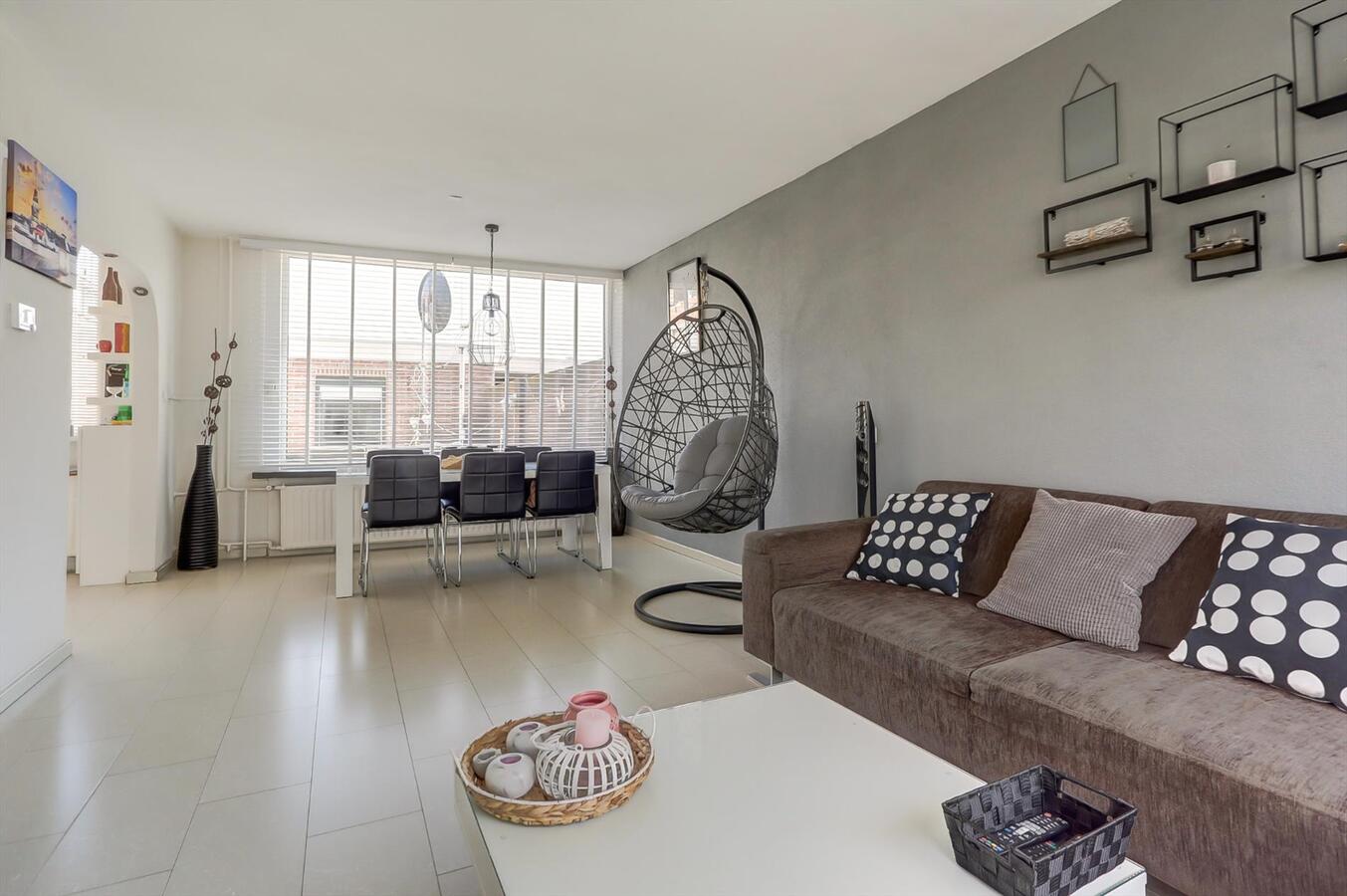 Tussenwoning met 4 slaapkamers en ruime garage van 6 x 5 m! 