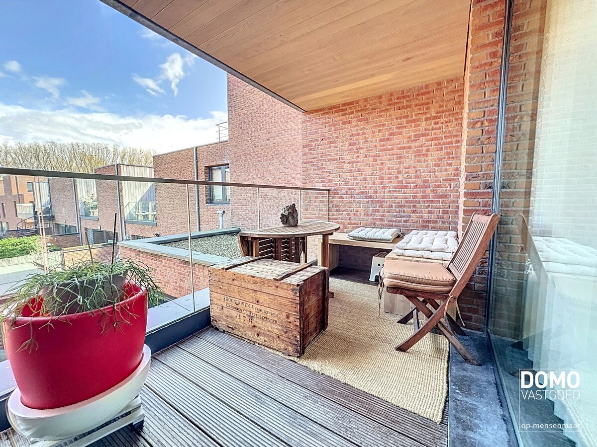 Luxe duplex appartement met inpandig terras, lift en garagebox, gelegen in het centrum van Alken - energielabel A. 