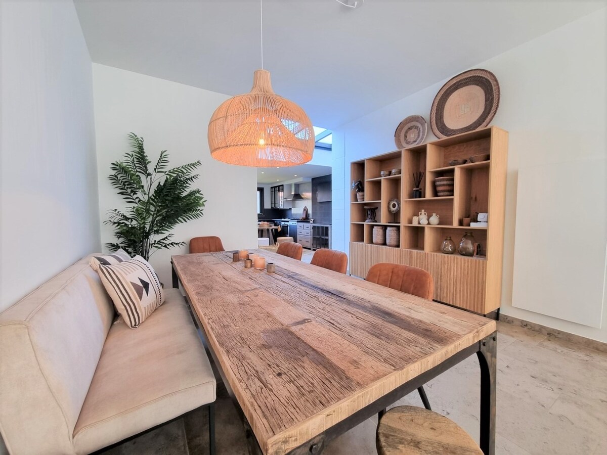 Zeer knappe woning met drie grote slaapkamers, tuin en mogelijk tot garage - Heist 