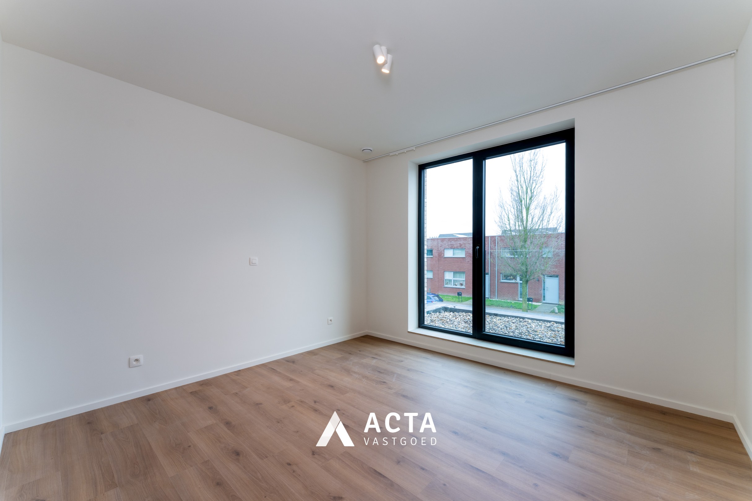 Nieuwbouwwoning met drie slaapkamers en tuin in hartje Mariakerke! 