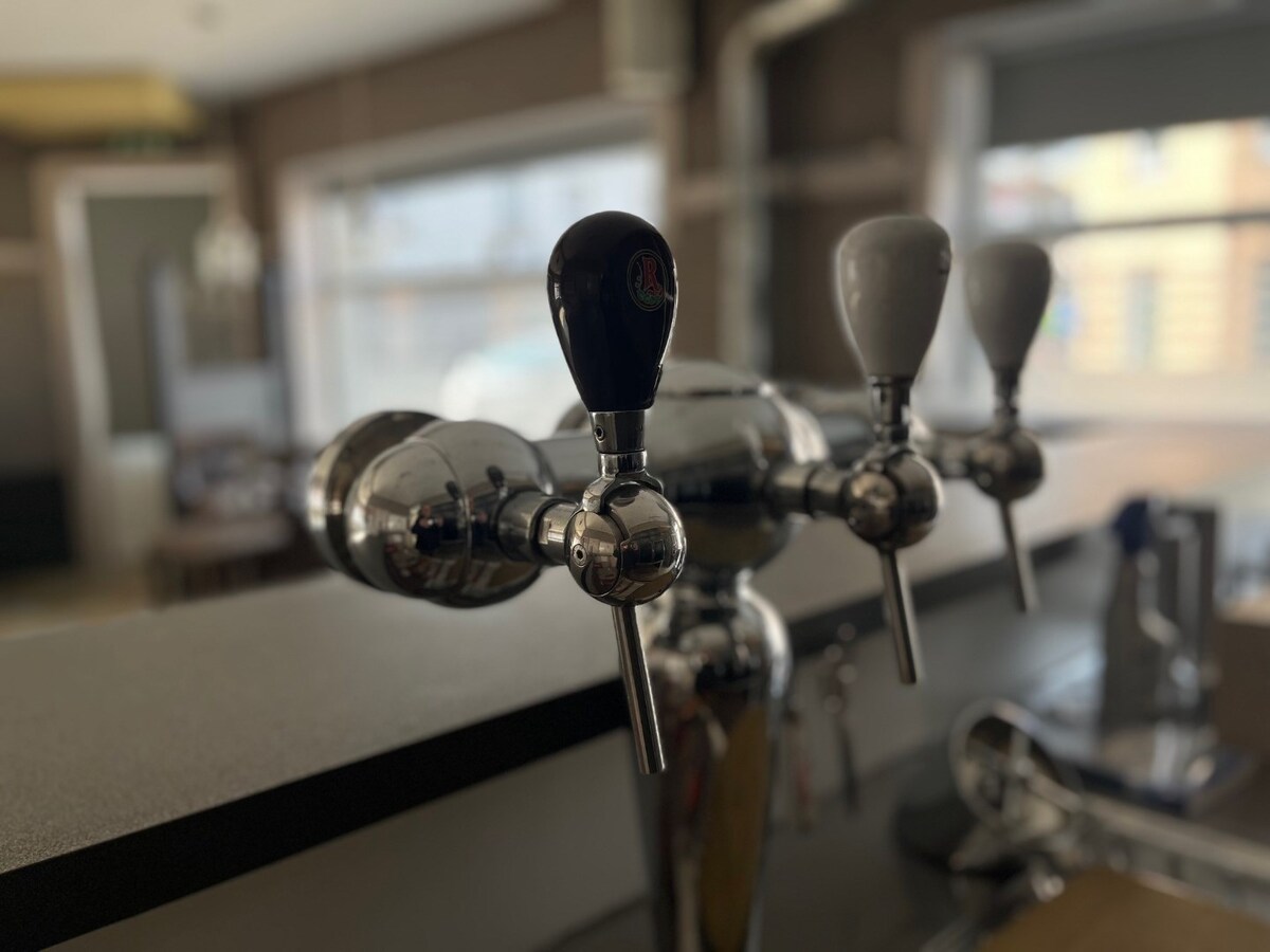 Hoekpand voor gemengd gebruik, vroeger gekend als café "De Vierweg" 