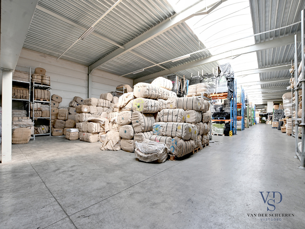Loods met burelen en woongelegenheid. 