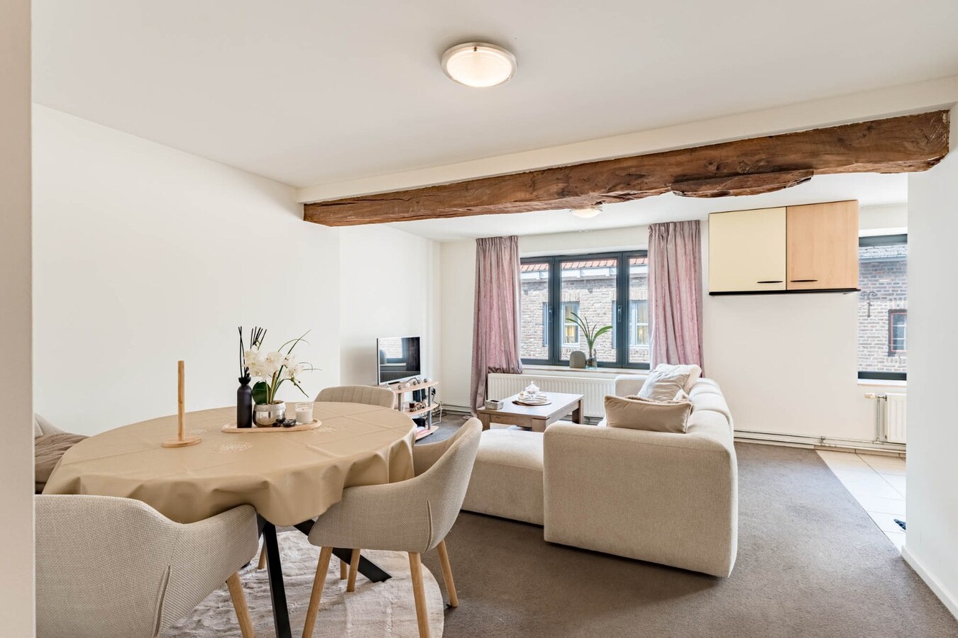 Comfortabel appartement op de 2de verdieping van een kleinschalige residentie op een steenworp van de historische markt! 