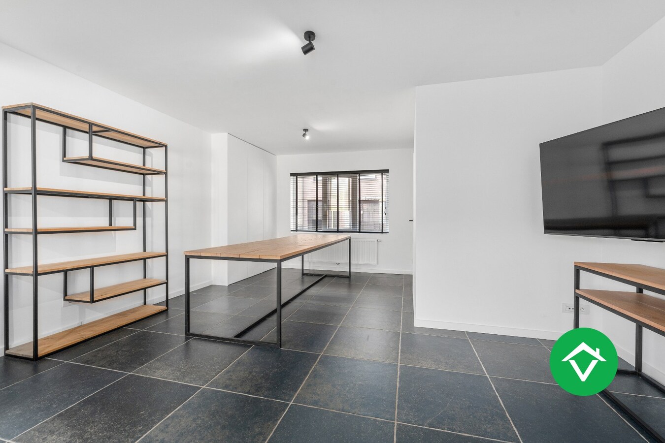 Volledig vernieuwde woning met 3 slaapkamers en bijgebouw in centrum Koekelare 