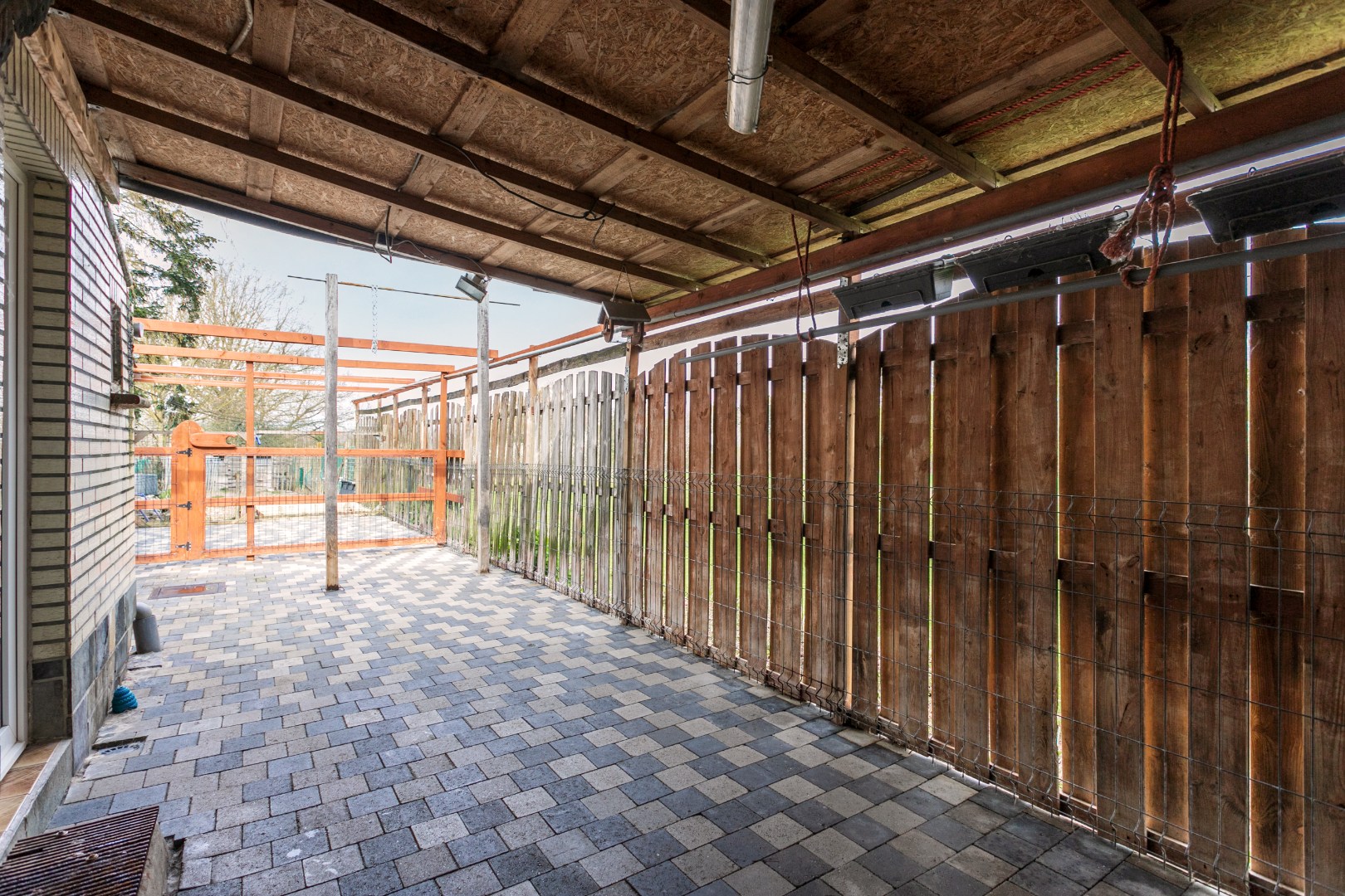 Op te frissen 3-gevel woning 