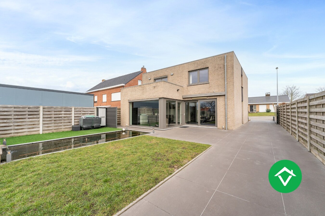 Alleenstaande woning met 4 slaapkamers en garage te Aartrijke 