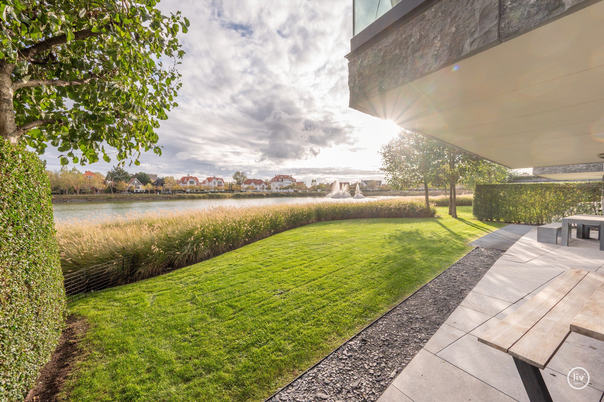 Breed en luxueus afgewerkt tuinappartement met wijde zichten op het meer. 