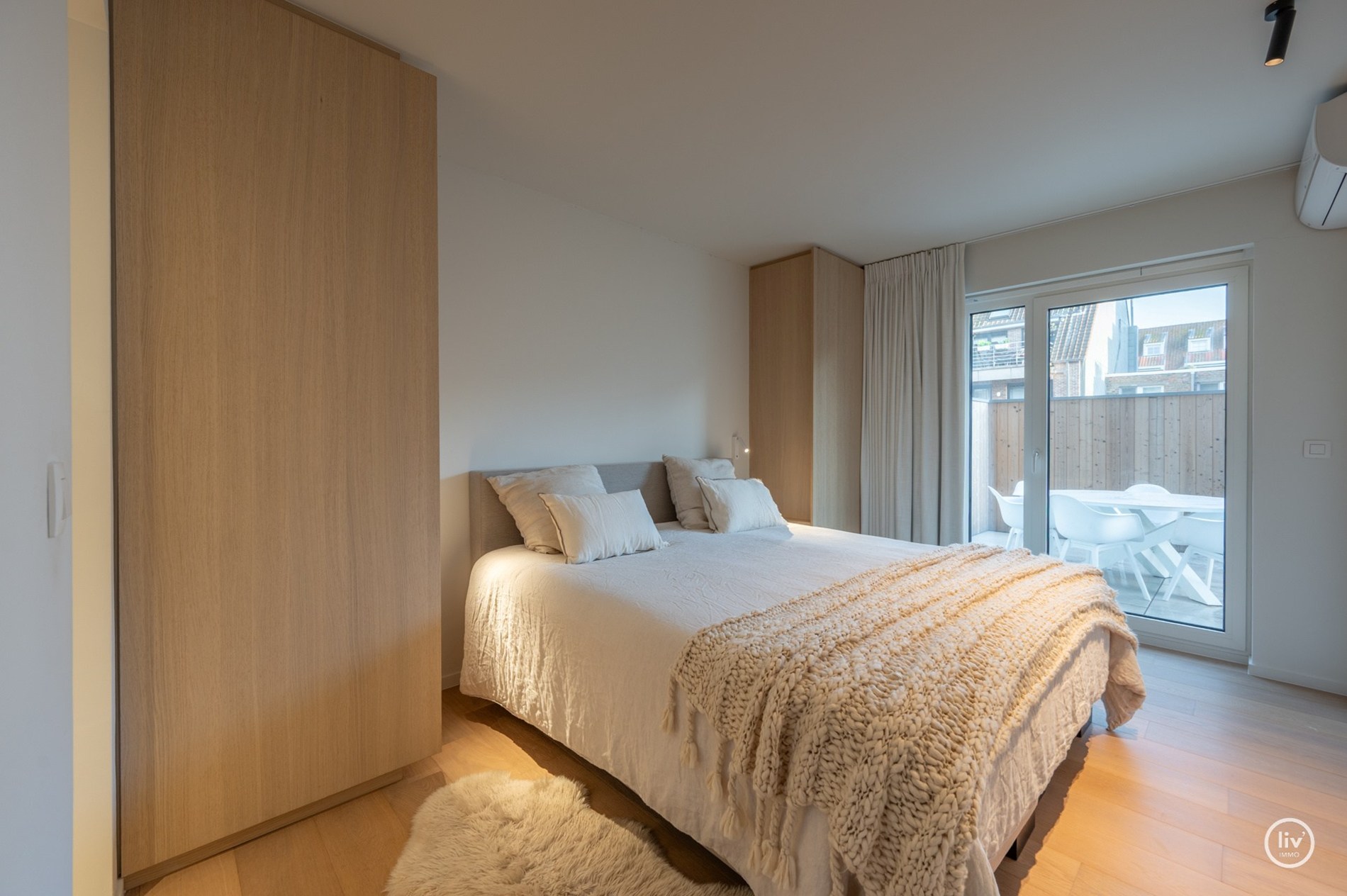 Prachtig ruim 2 slaapkamerappartement met mooie gevelbreedte en groot zonneterras op een topligging vlakbij de Dumortierlaan te Knokke. Garage mogelijk in het gebouw. 