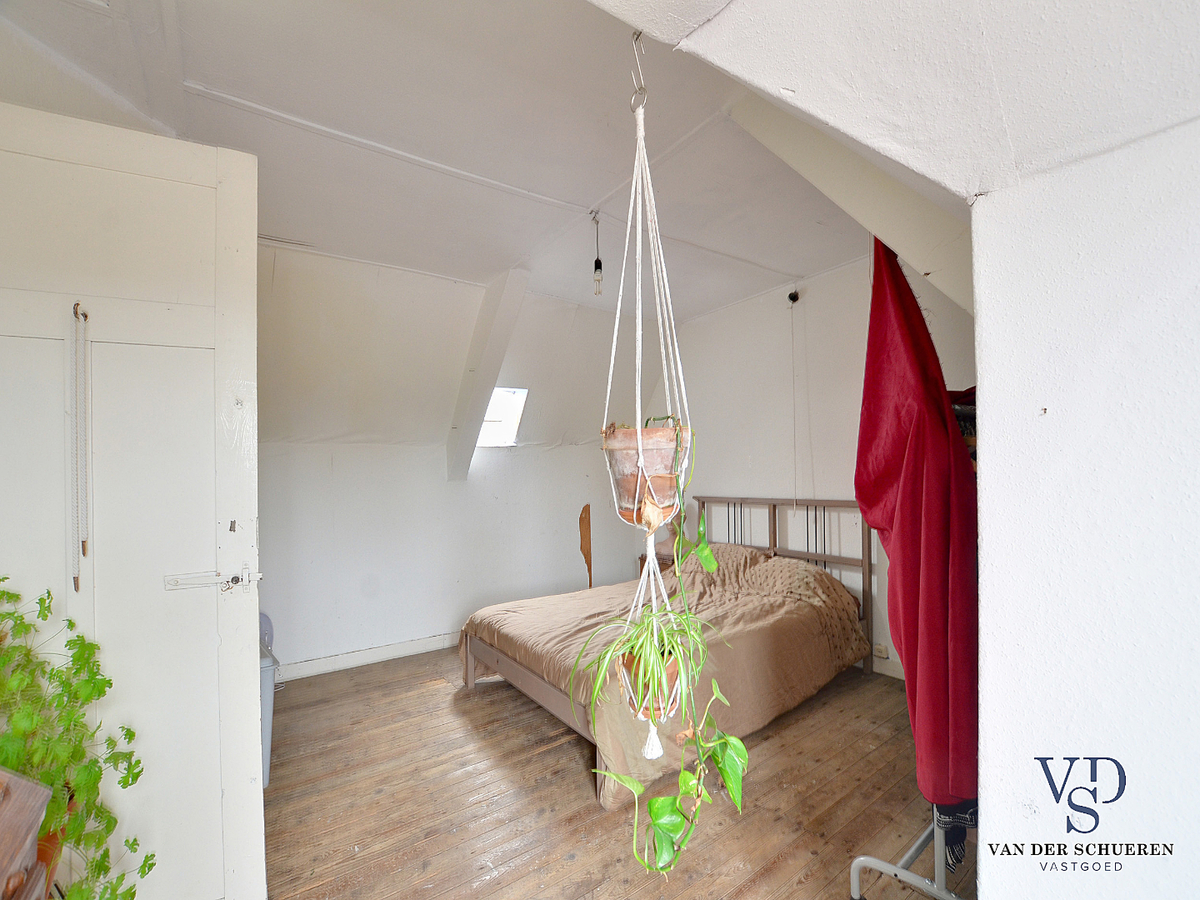 Karaktervolle, te renoveren woning (op bijna 900 m²). 