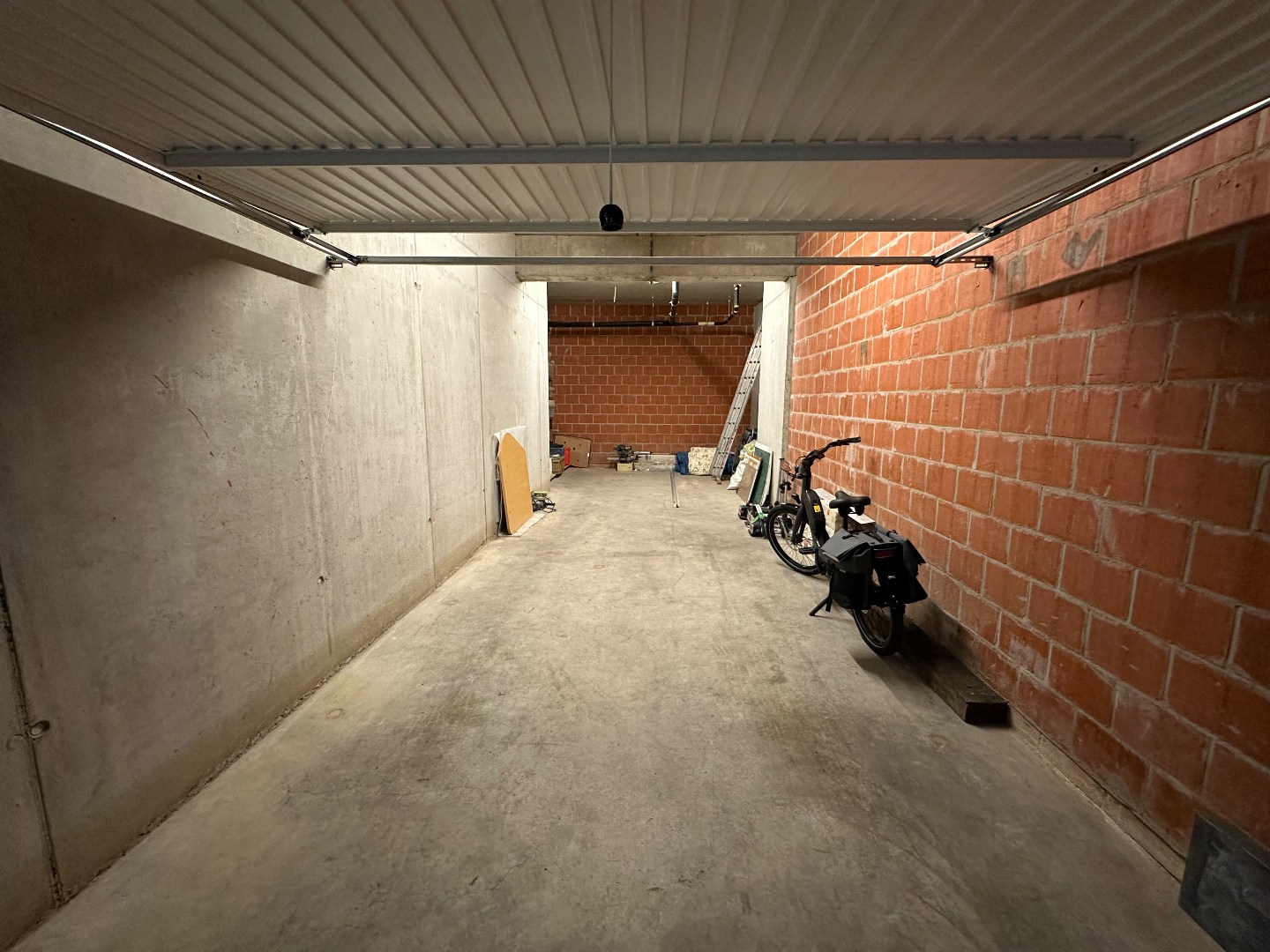 Ruime en recente garagebox (34 m²) in Nieuwpoort stad 