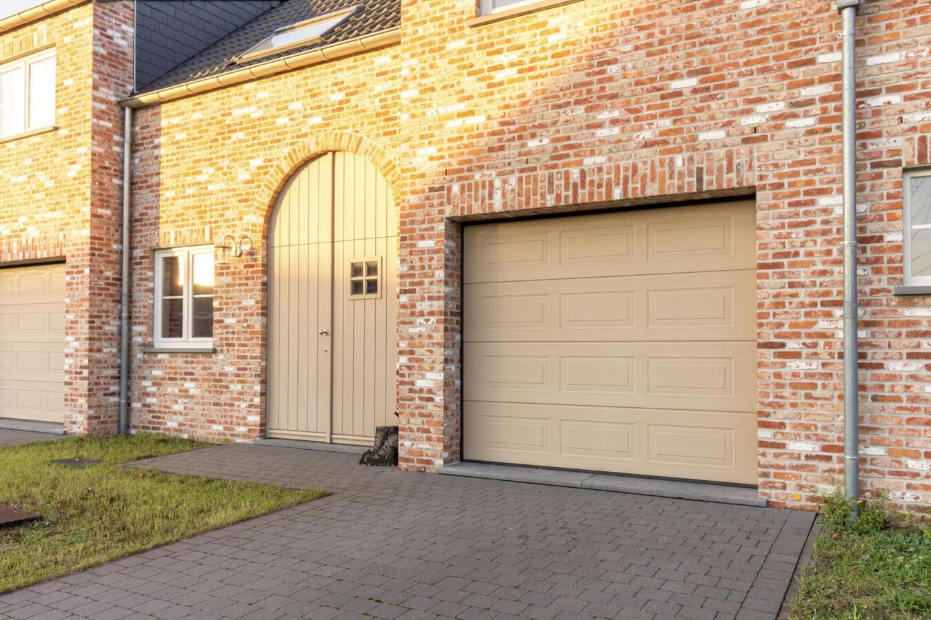 Goed gelegen recente pastoriewoning 