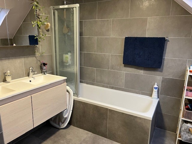 LUBBEEK - Mooie woning met 3 slk, garage en tuin 