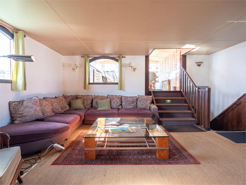 Woonschip met 5 slaapkamers en vaste ligplaats 