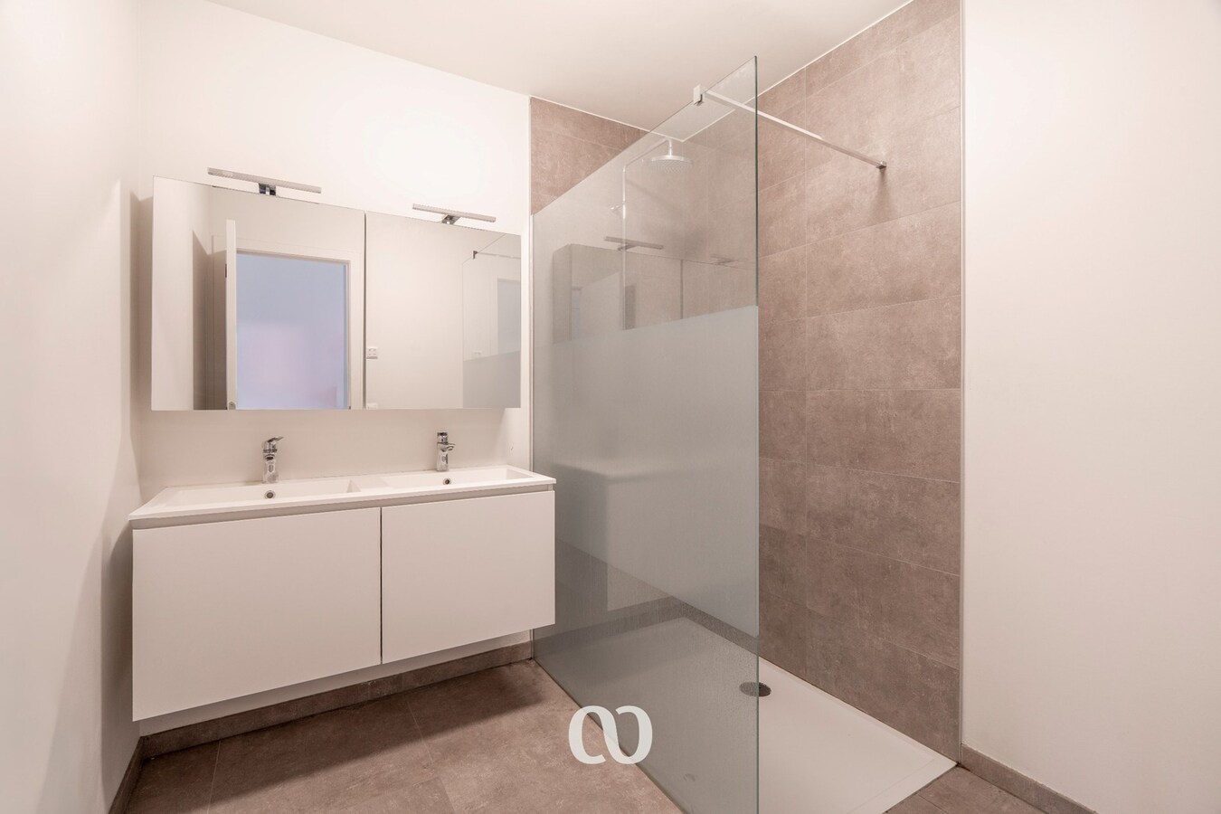 Modern en lichtrijk appartement te huur in de Beverestraat 