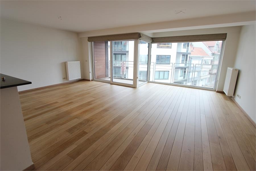 Non-meublé - Grand appartement résidentiel avec une belle vue dégagée, situé en plein centre près de l'avenue Lippens. 