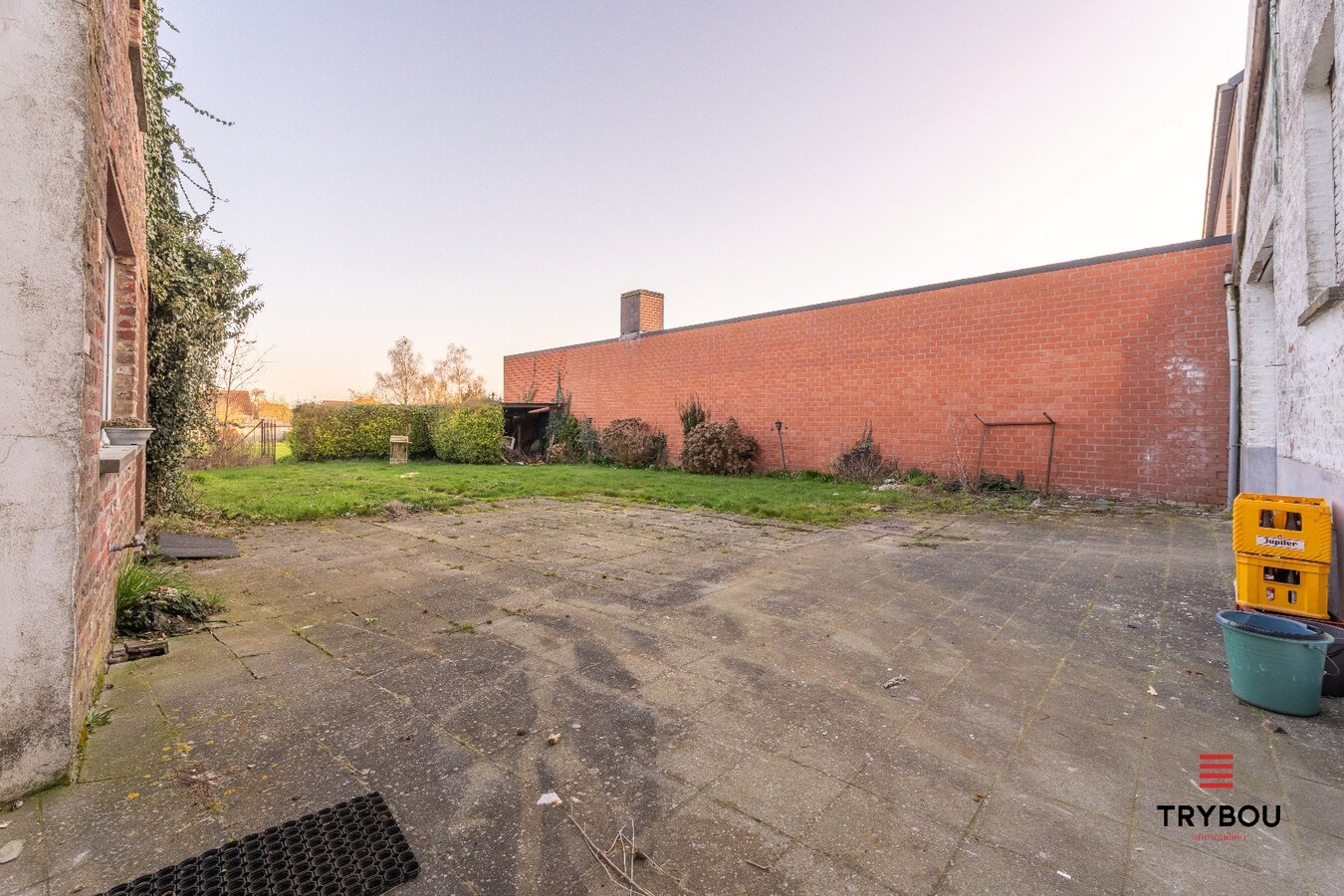 Te renoveren woning met garage en diepe tuin 