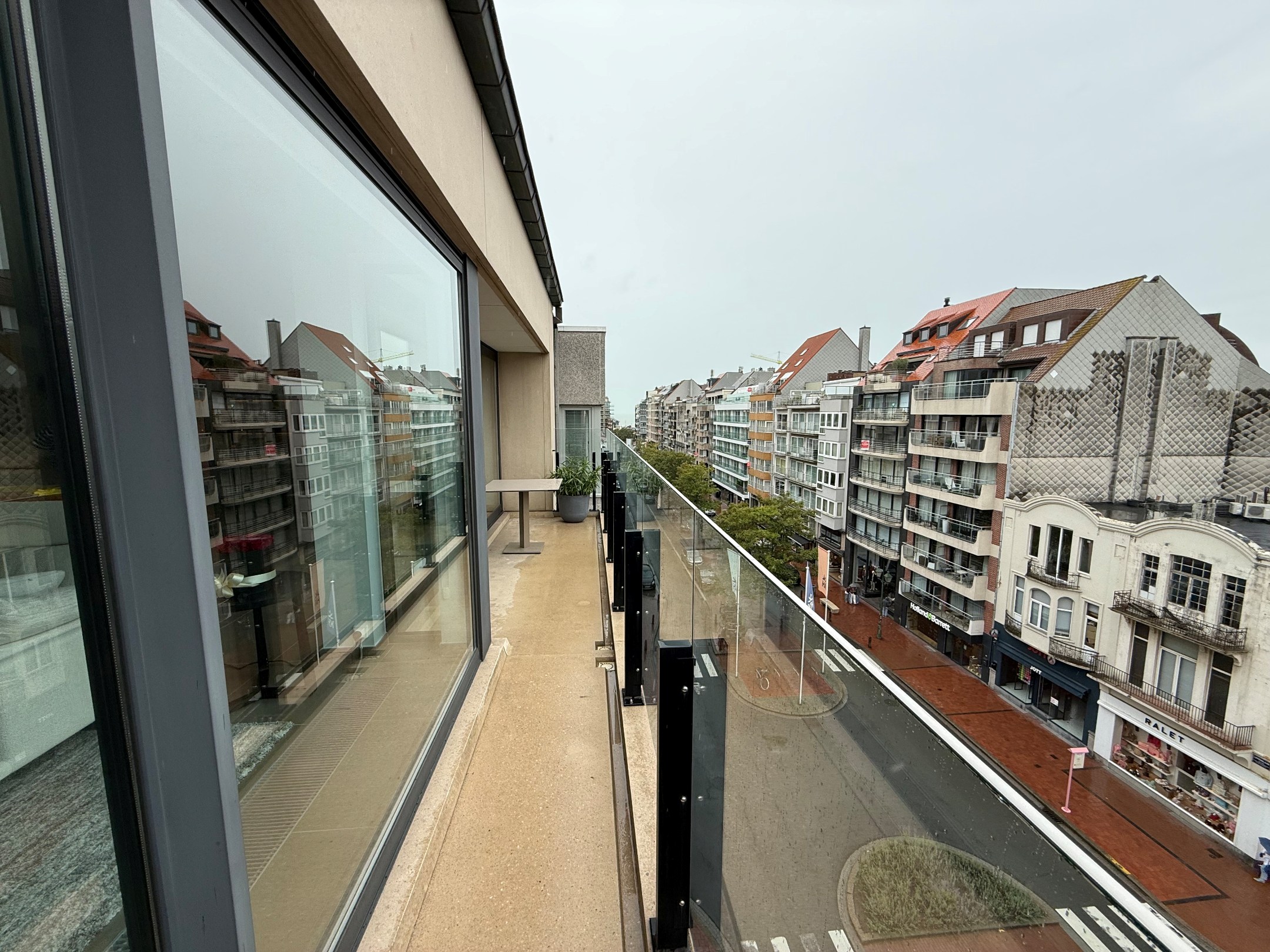 ONGEMEUBELD - Prachtig woonappartement met aangename terrassen en parking in het gebouw. Huur op VENNOOTSCHAP is mogelijk. 