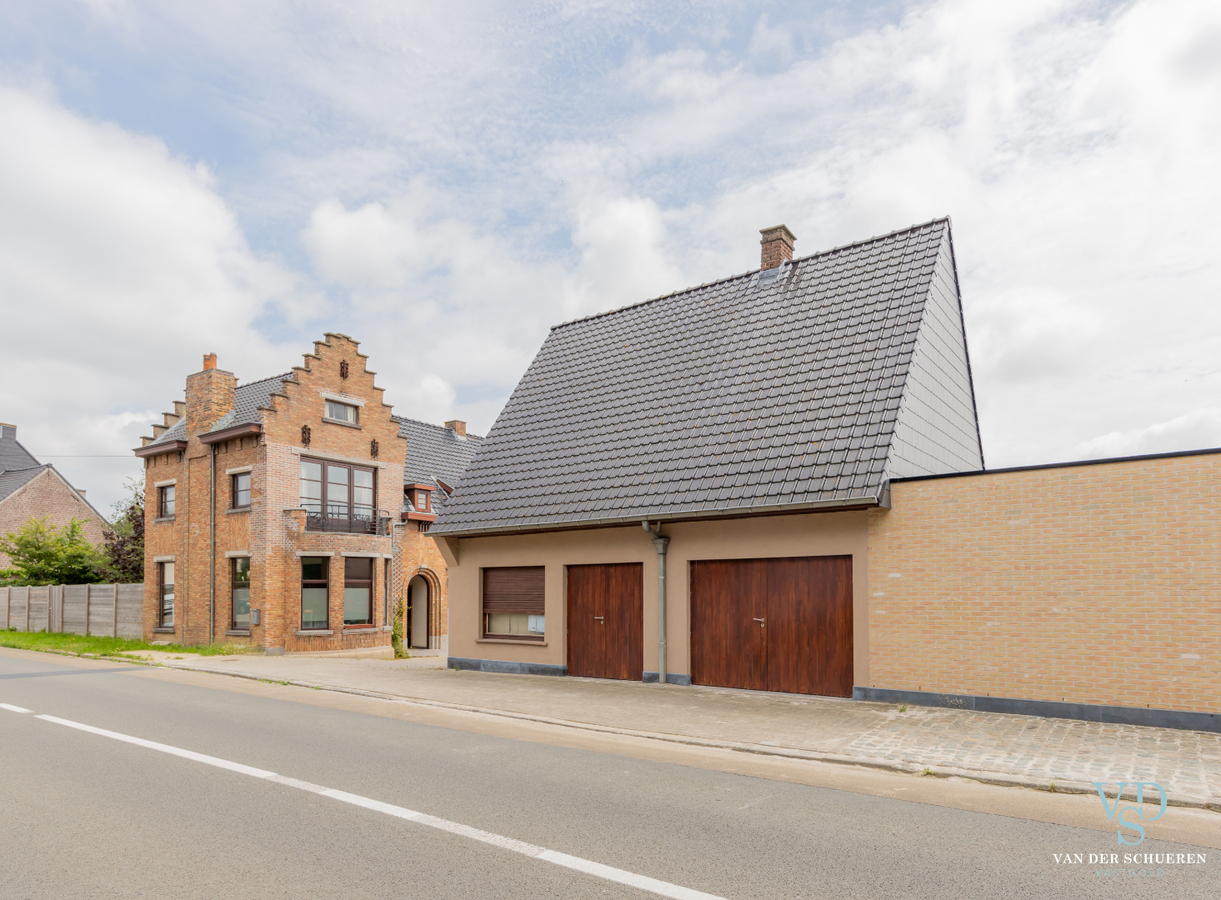 Authentieke herenwoning met atelier / bureau's. 