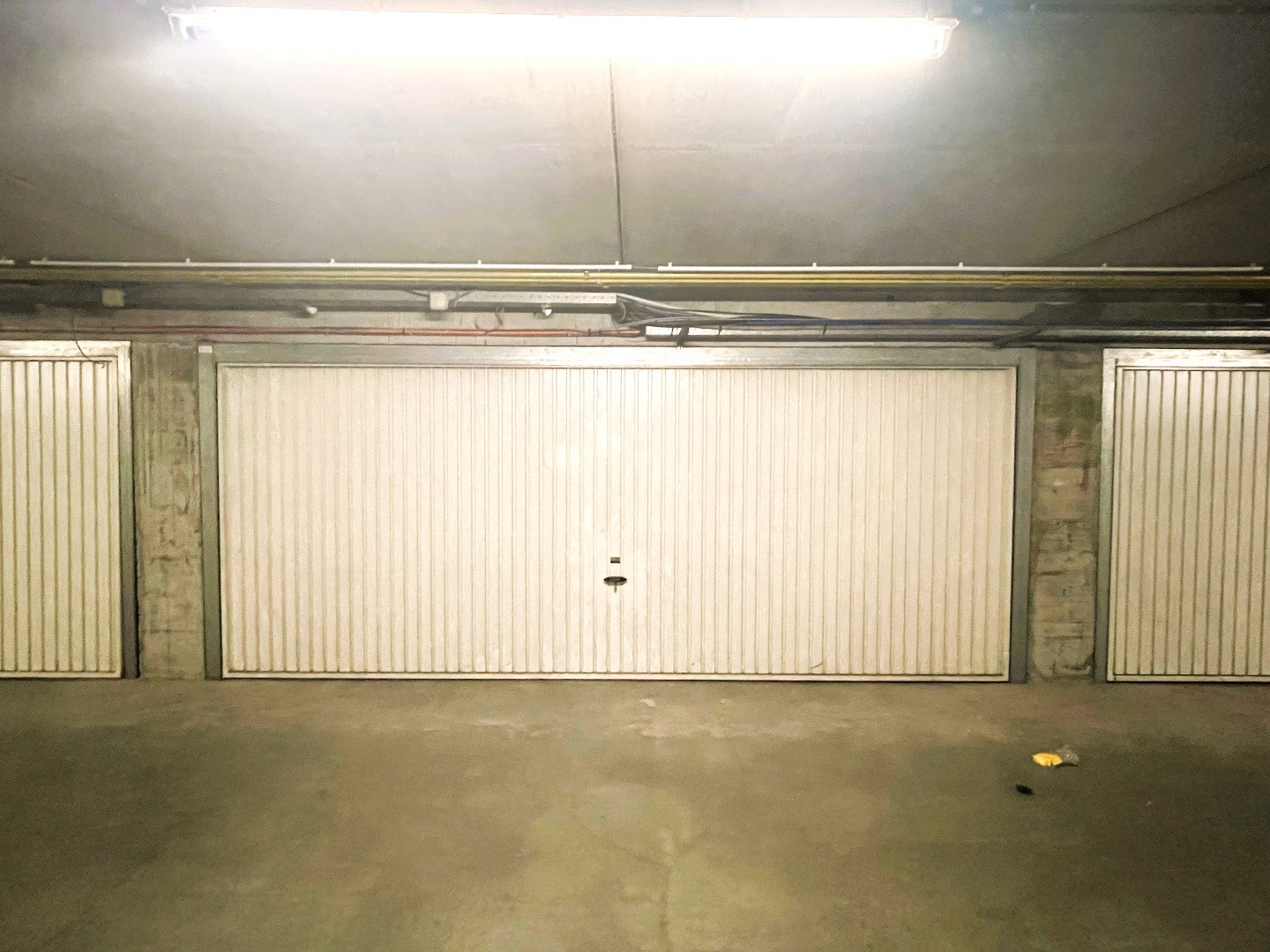 Dubbele garage in afgesloten plaats in centrum Waregem 