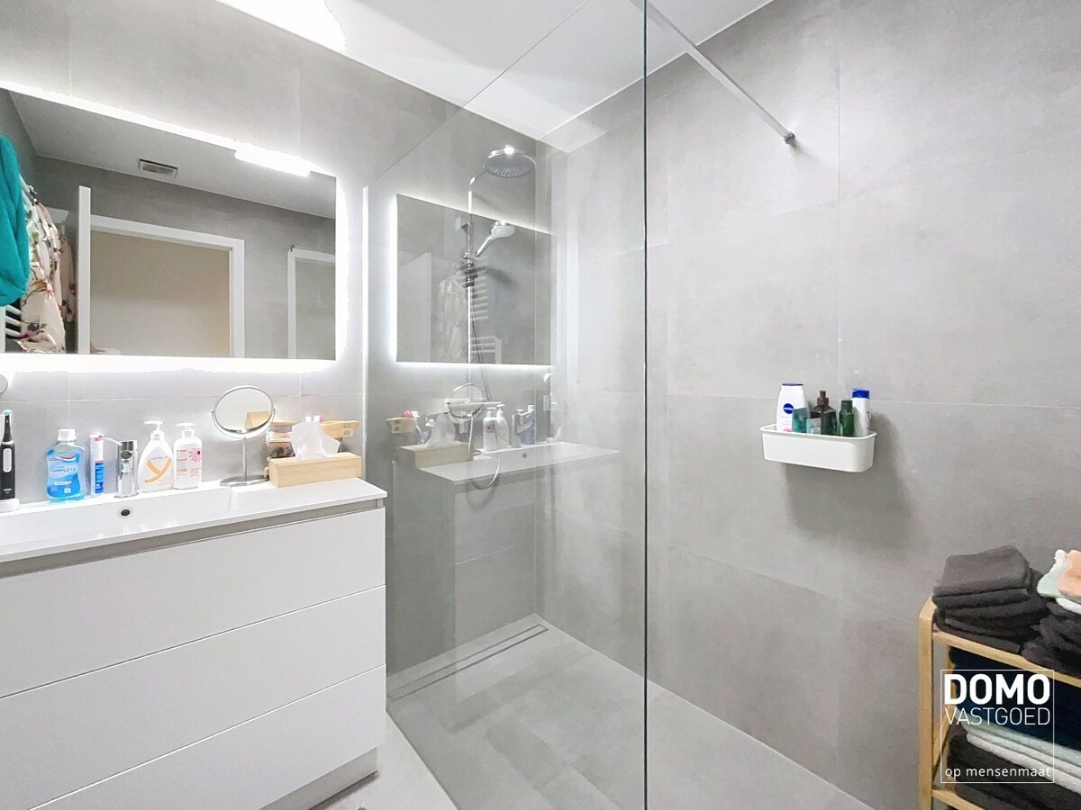 RECENT NIEUWBOUW APPARTEMENT MET 2 SLAAPKAMERS, RUIME BERGING &amp; AUTOSTANDPLAATS TE DIEPENBEEK 