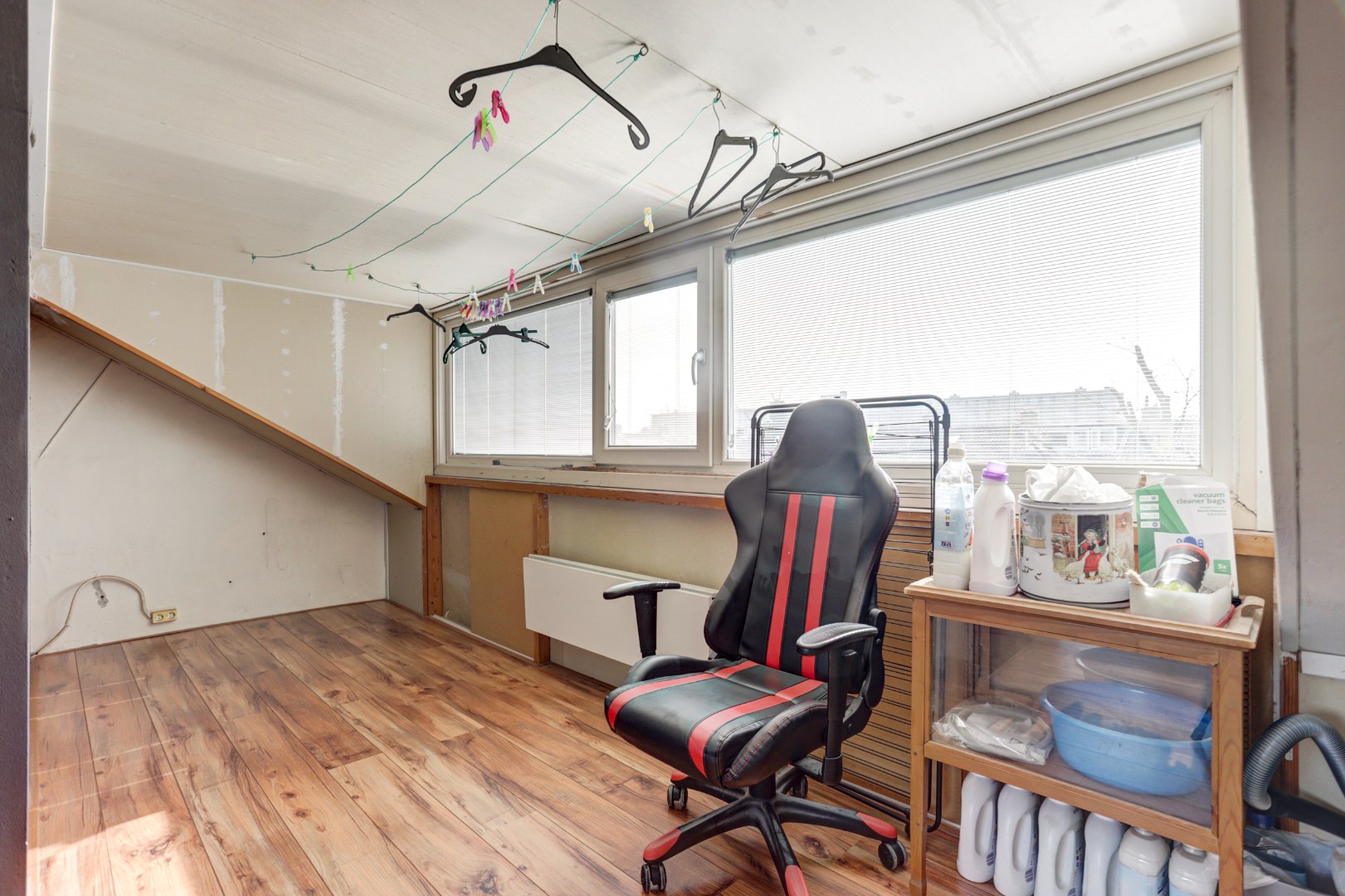 Ruime uitgebouwde 6-kamer hoekwoning met kunststofkozijnen, dakkapellen, grote tuin en eigen grond. 