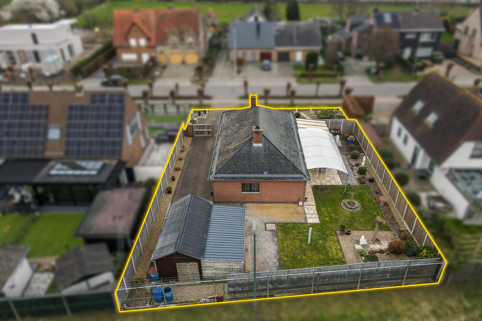 Alleenstaande bungalow met garage en tuin  op 684 m² 