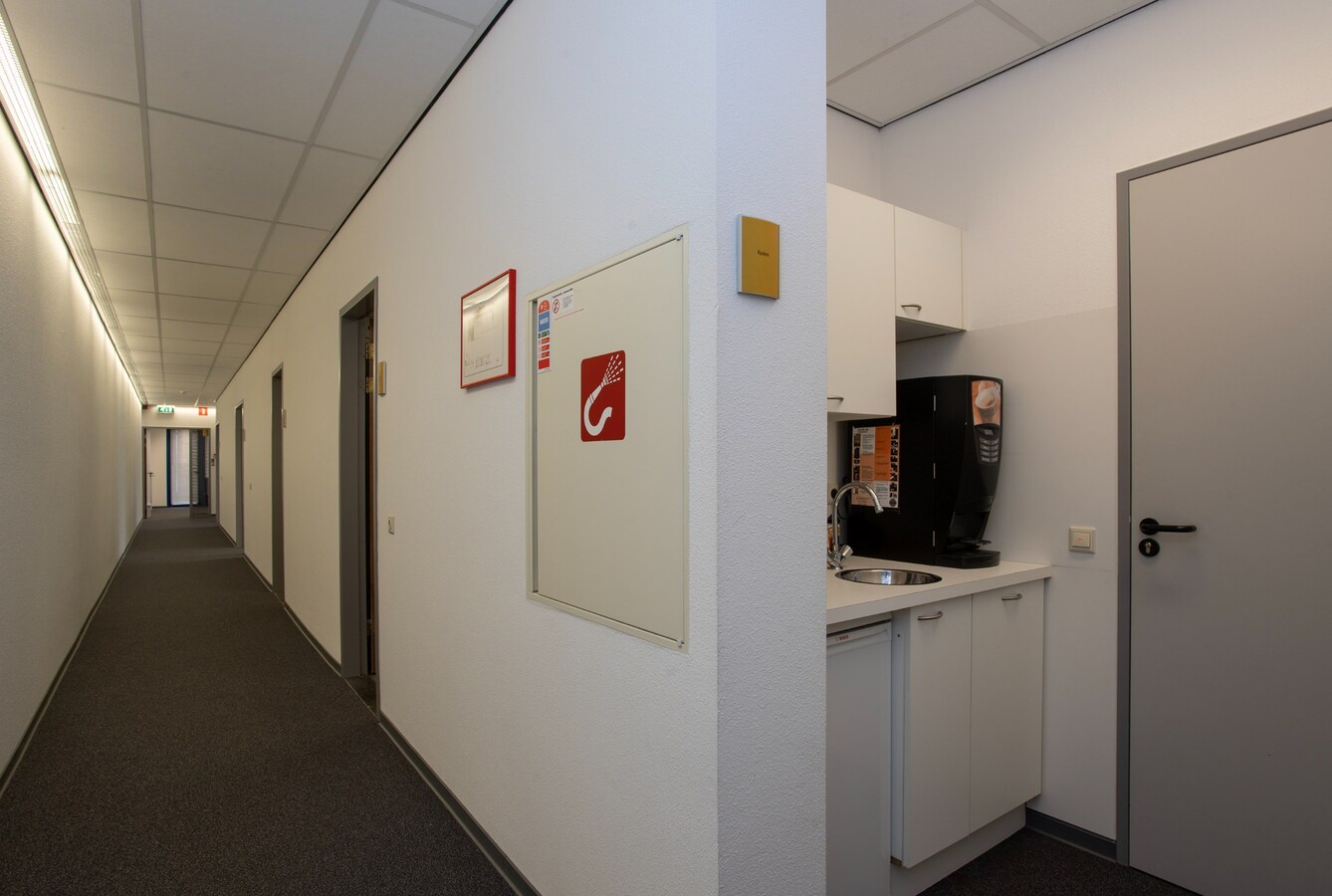 Representatief kantoorpand met 11 kantoorruimtes en circa 20 parkeerplaatsen te huur. 