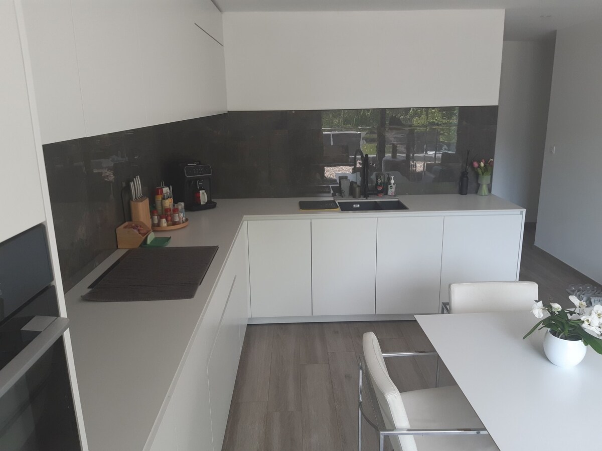 Praktisch 2 slpk-appartement met terras. 