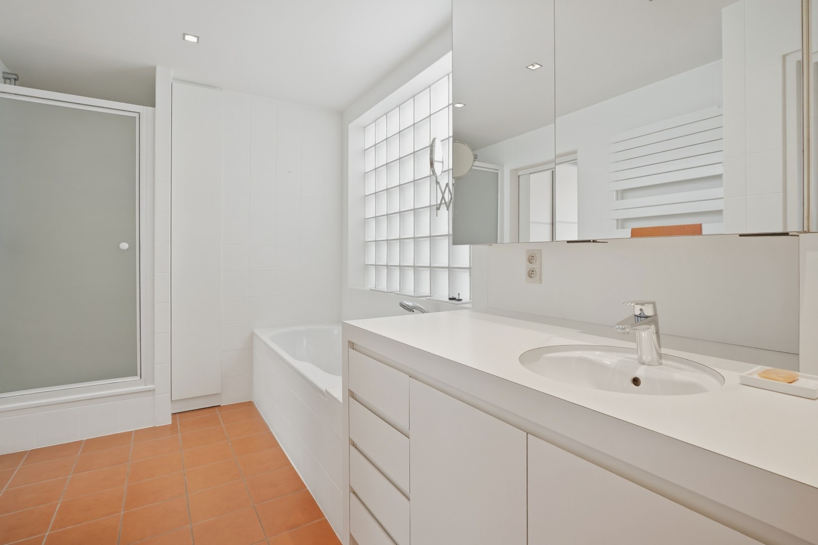 Multifunctionele woning met handelsruimte in hartje Veurne. 