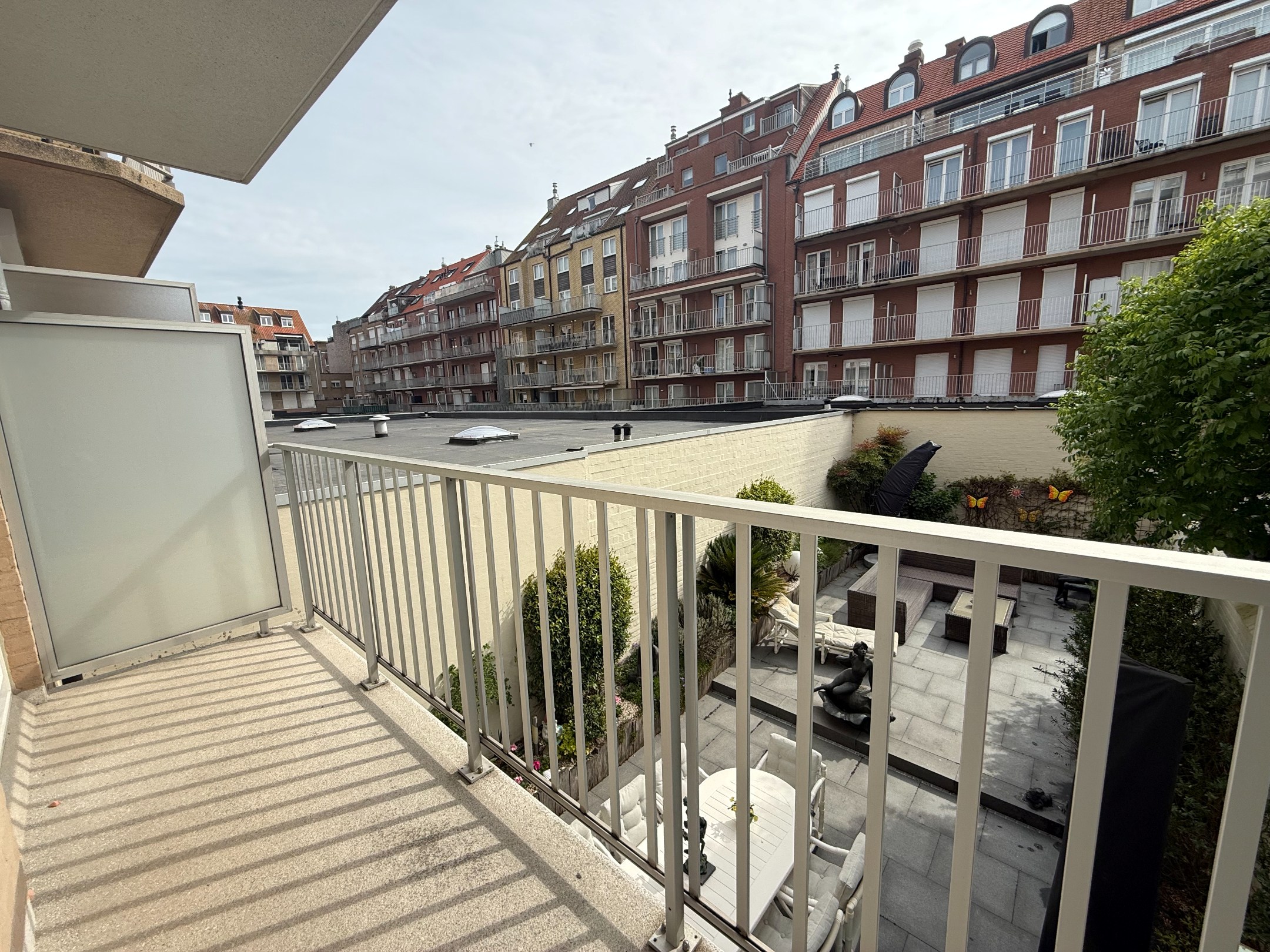 Heel goed gelegen en netjes onderhouden appartement met een open zicht en 2 slaapkamers gelegen in de Koningslaan, vlakbij de Zeedijk. 