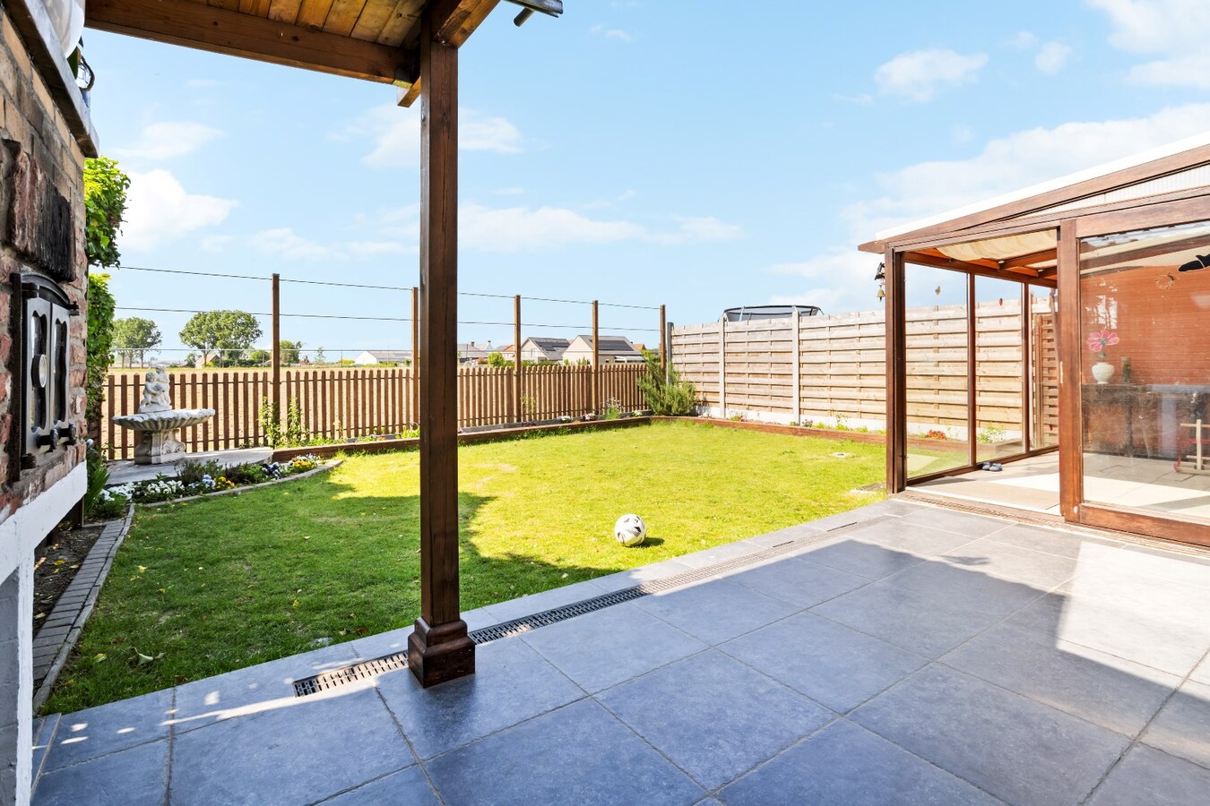 Prachtig gelegen halfopen woning met garage en prachtige landelijke verzichten. 