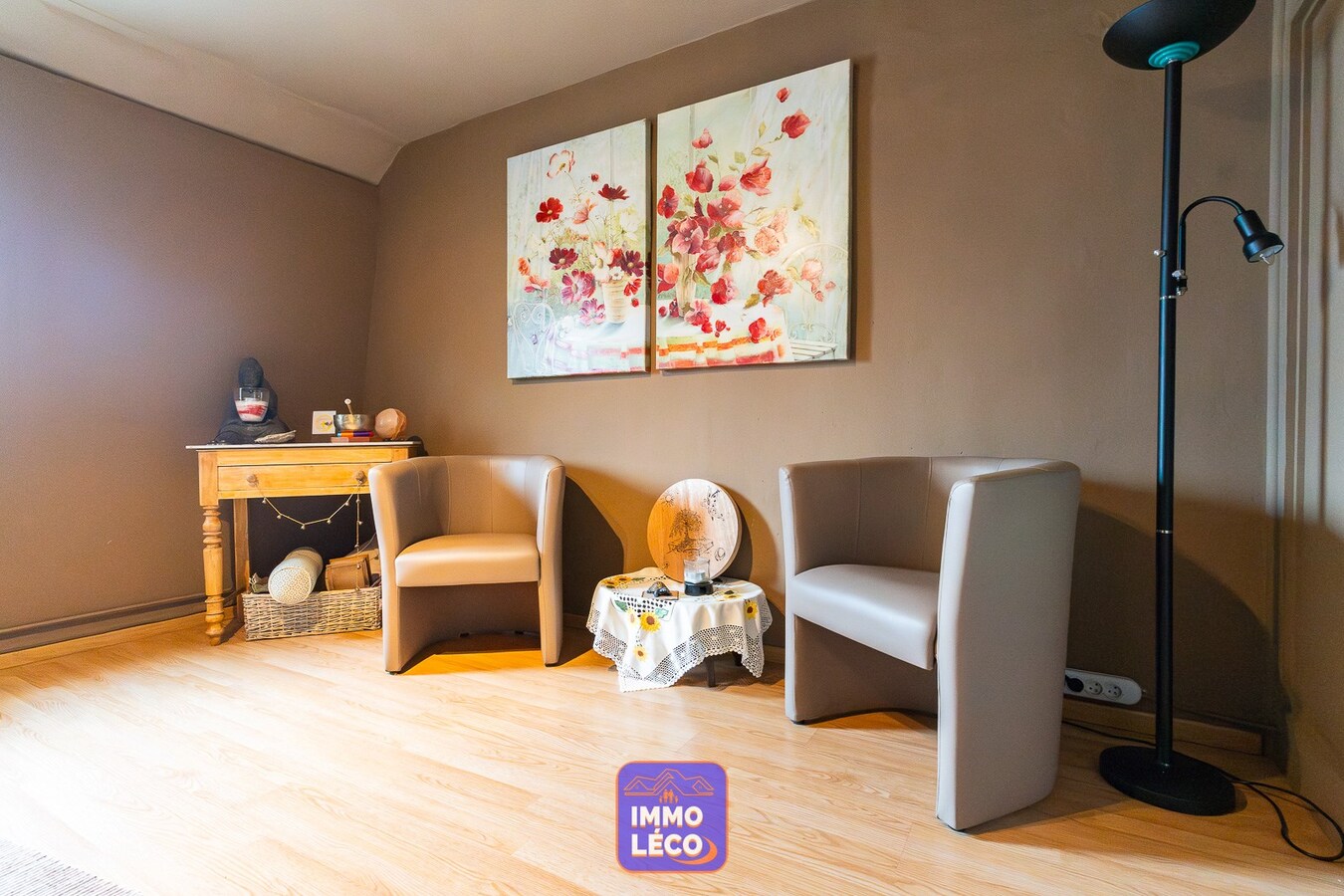 Maison de commerce idéalement située, dans un village prisé ! 