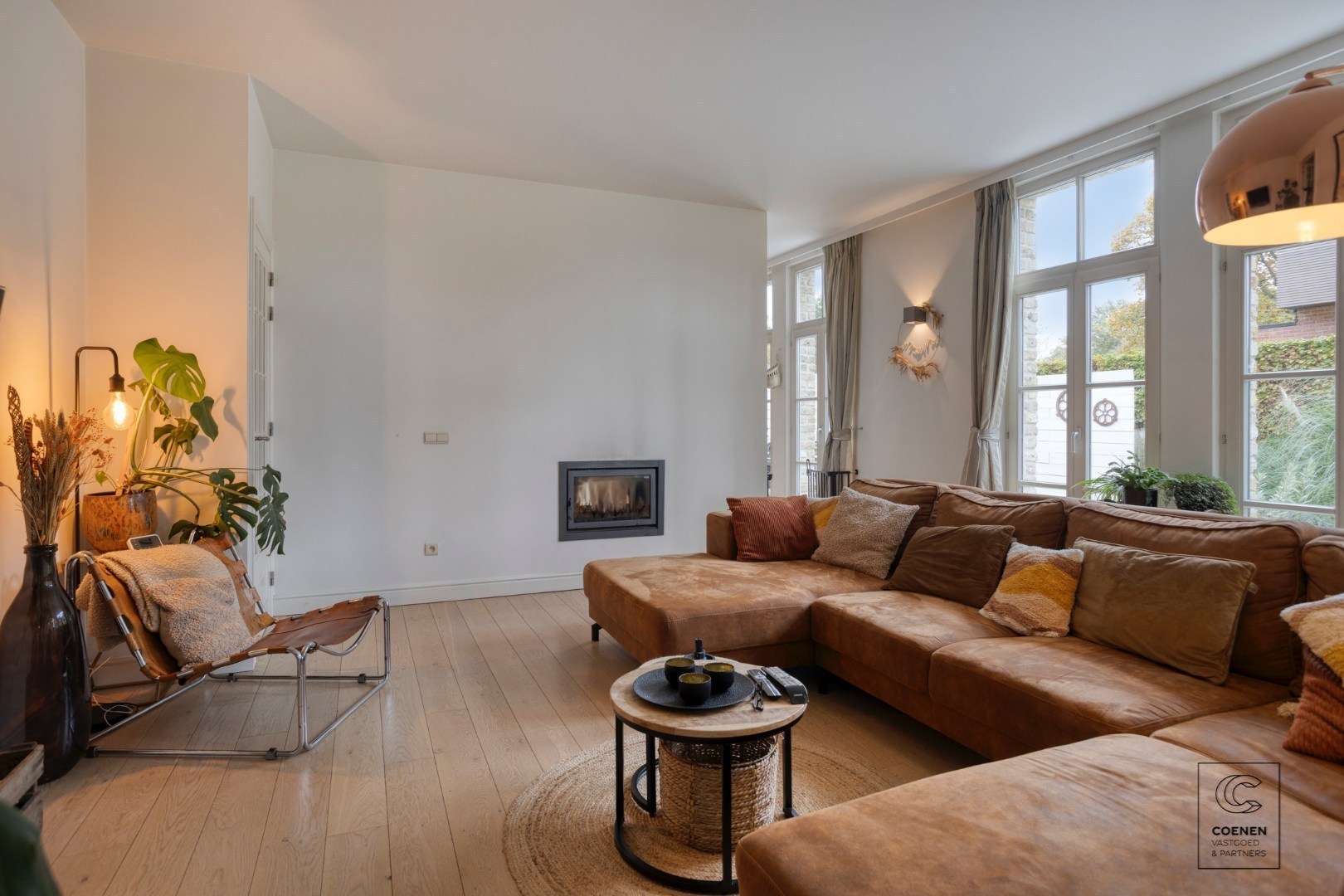 Prachtige woning met een bew. opp. van 302 m², 6 slpk, 3 bk en prachtige tuin met zwembad 