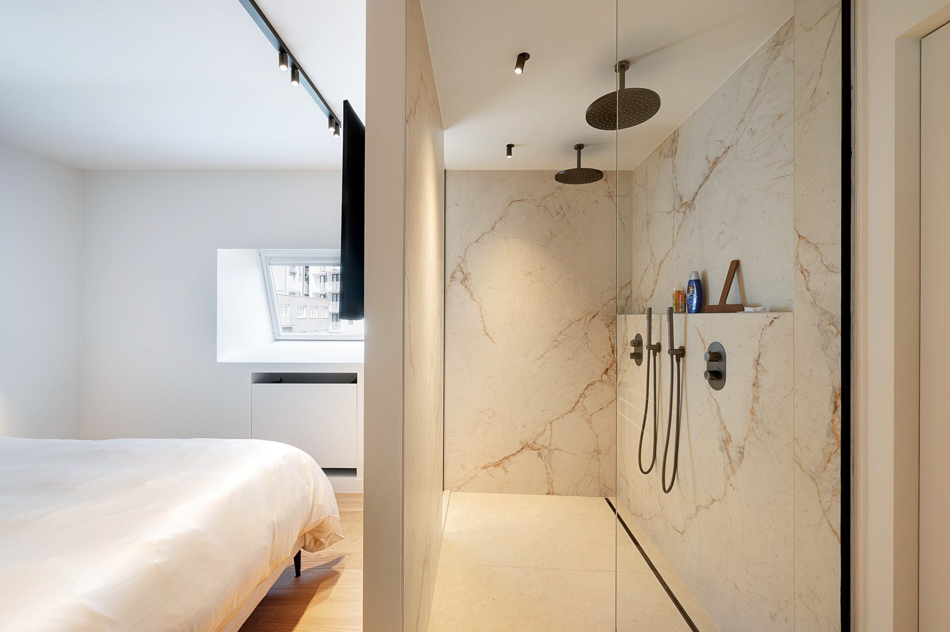 Op een uiterst gegeerde ligging, vlak bij het Albertstrand, bevindt zich dit stijlvol gerenoveerde duplex-appartement in een charmante villaresidentie. De uitzonderlijke hoekligging en zuidgerichte or 