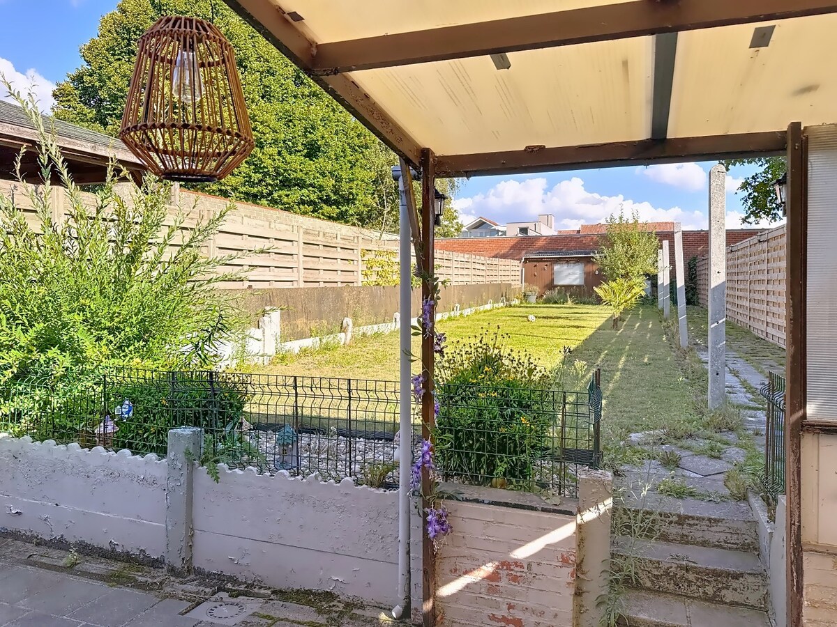 Te renoveren woning in Harelbeke met 6 slaapkamers en veel potentieel 