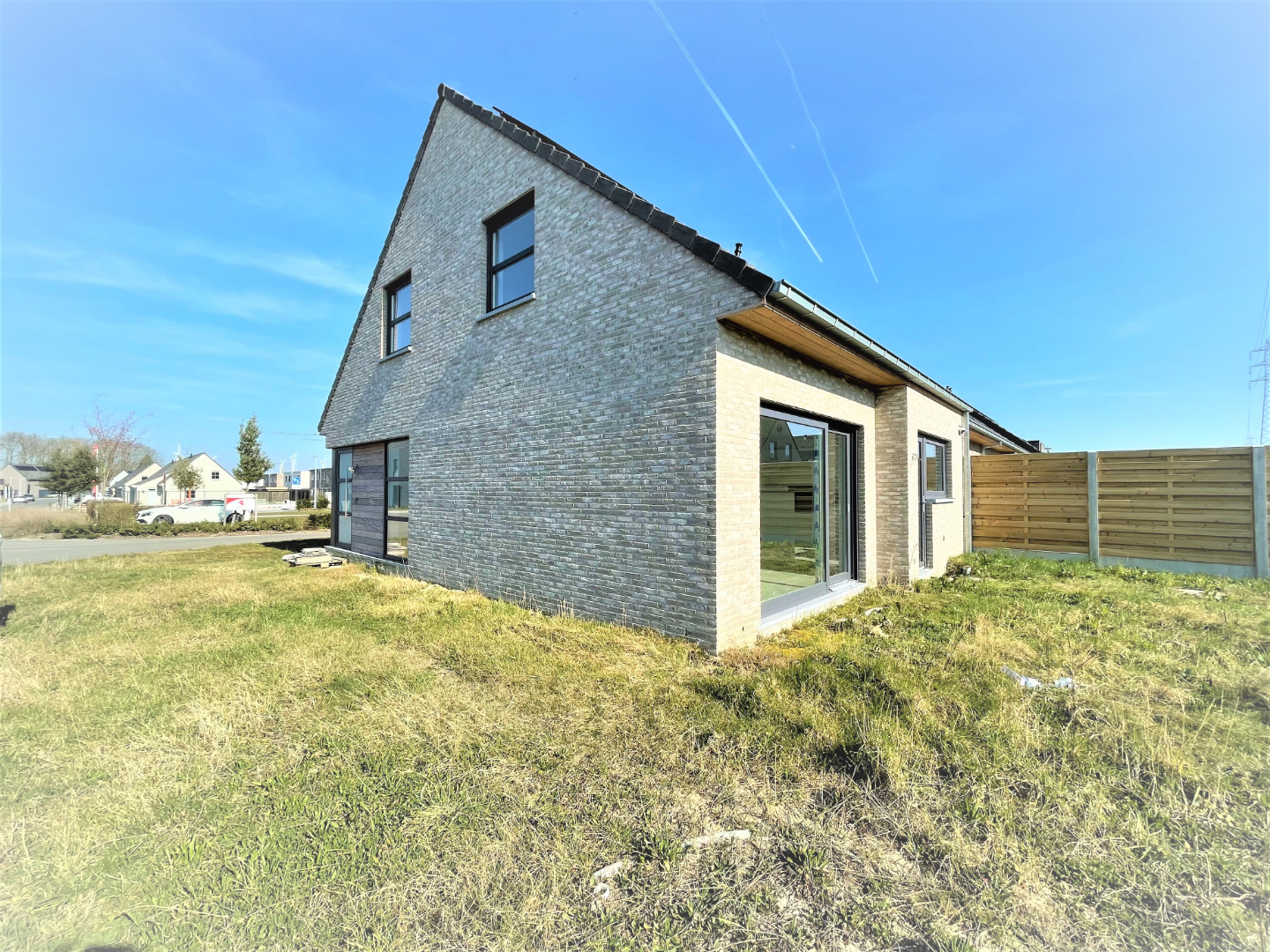 VERKOCHT Nieuwbouwwoning met 3 slaapkamers en garage op 370m² 